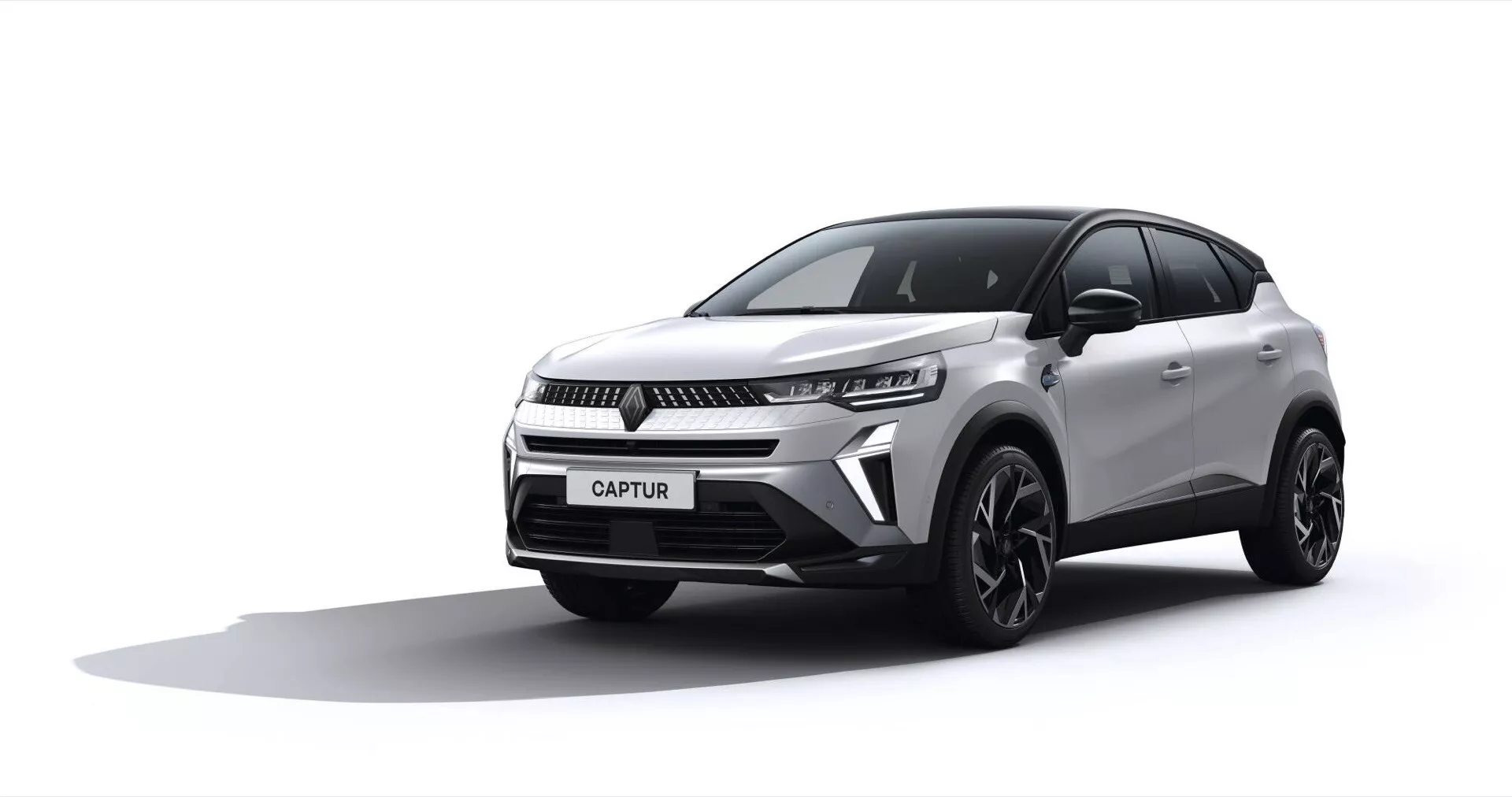Facelift Renault Captur 2024 ve studiu zobrazující přední a boční profil s LED světlomety, chromovanou mřížkou chladiče, vícepaprskovými slitinovými koly a vysokou světlou výškou na bílém pozadí