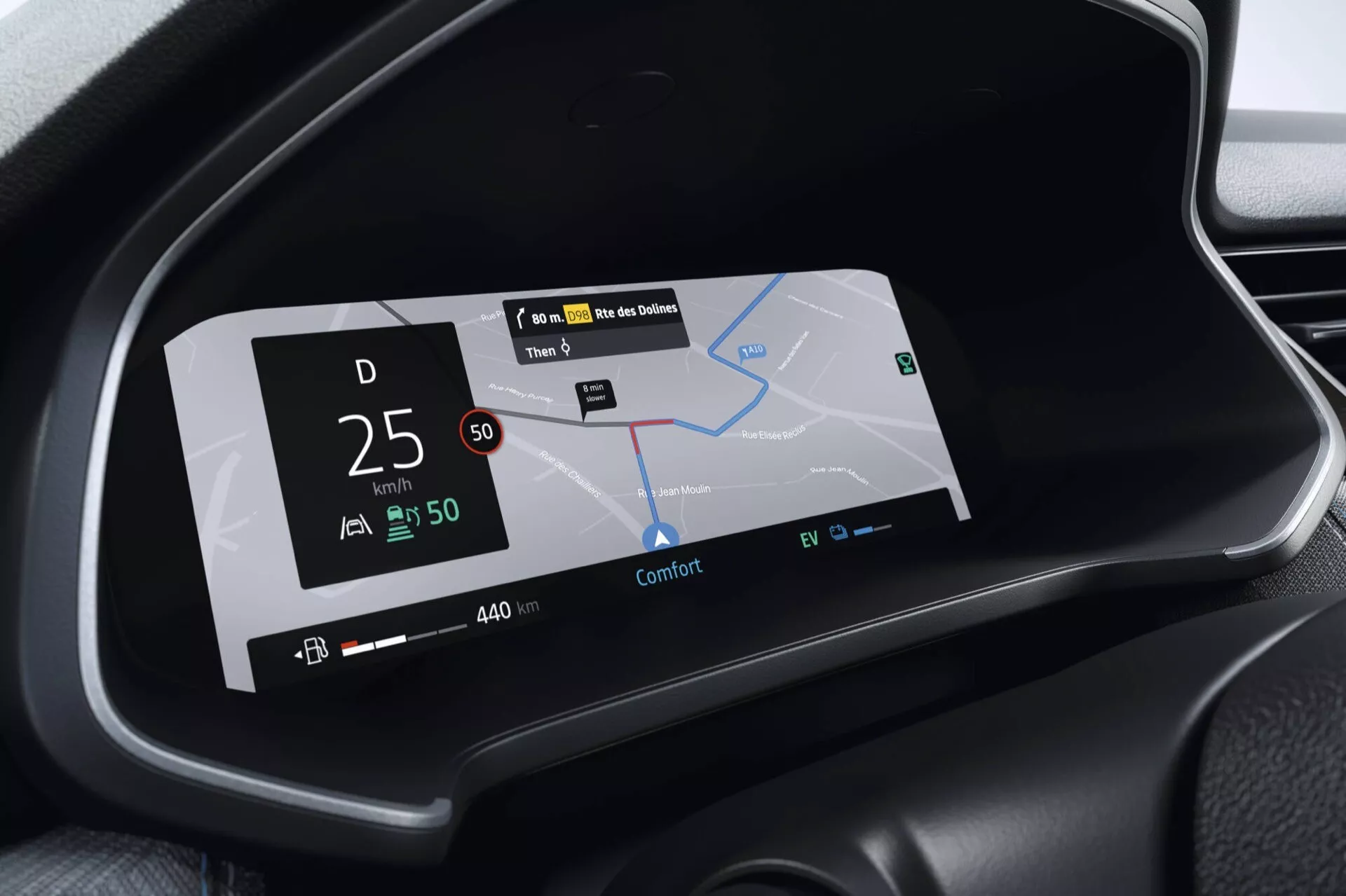 Digitální palubní deska Renault Captur 2024 (II facelift) zobrazující rychloměr, režim řízení, stav baterie, režim komfortu, navigační mapu a informační lištu, zachycená z perspektivy řidiče