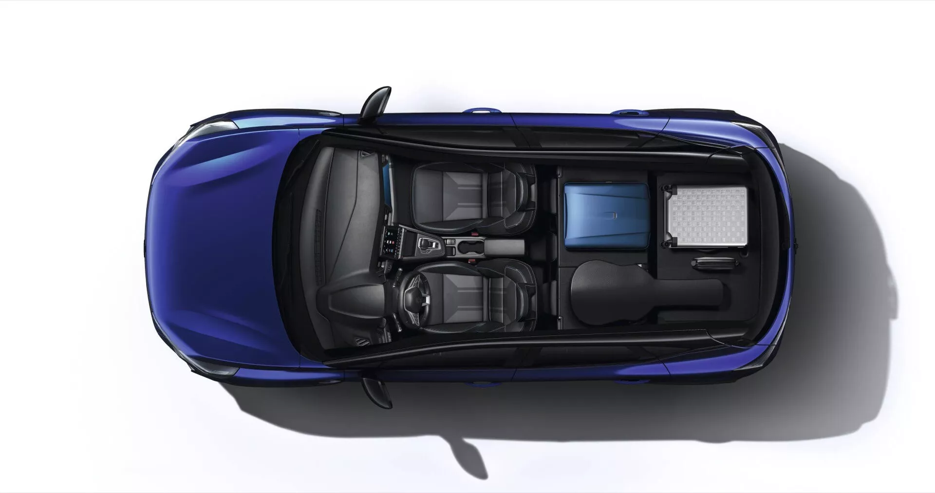 Letecký pohled na Renault Captur II facelift 2024 zdůrazňující živou modrou barvu, pevnou střechu bez střešního okna, standardní slitinová kola a konfiguraci sedadel ve dvou řadách