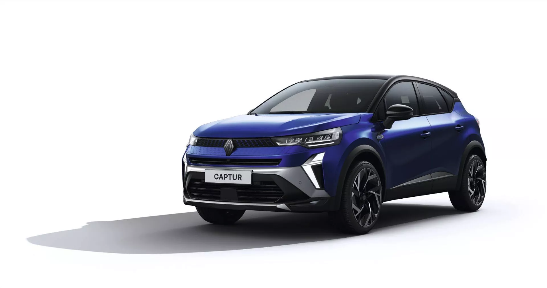 Facelift Renault Captur 2024 v modré barvě s detailním pohledem na přední design, LED světlomety a dvoubarevný lak v ateliérovém nastavení
