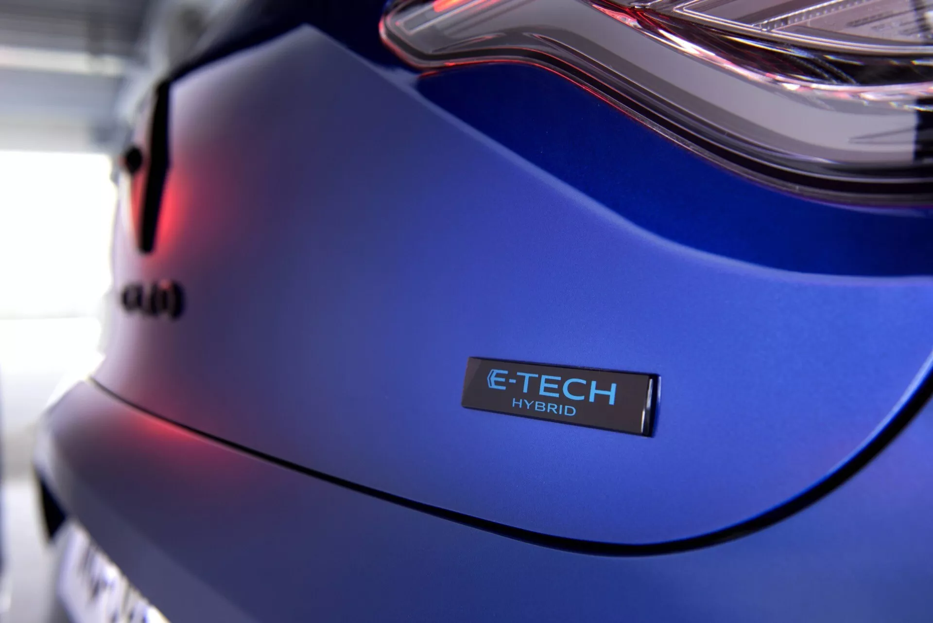 Detailní pohled na Renault Clio V-Facelift 2023, zadní část s odznakem E-TECH HYBRID a kovově modrou barvou
