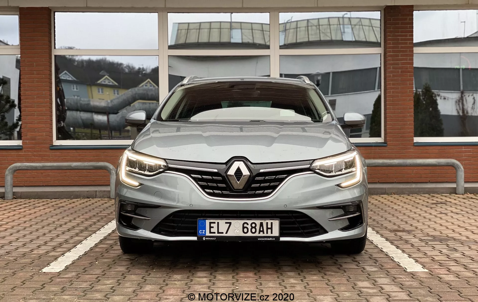 Elektrické vozidlo Renault Megane E-Tech 2022 s elegantním, moderním designem, dynamickými LED světlomety, aerodynamickými křivkami a prostorným, technologicky pokročilým interiérem.