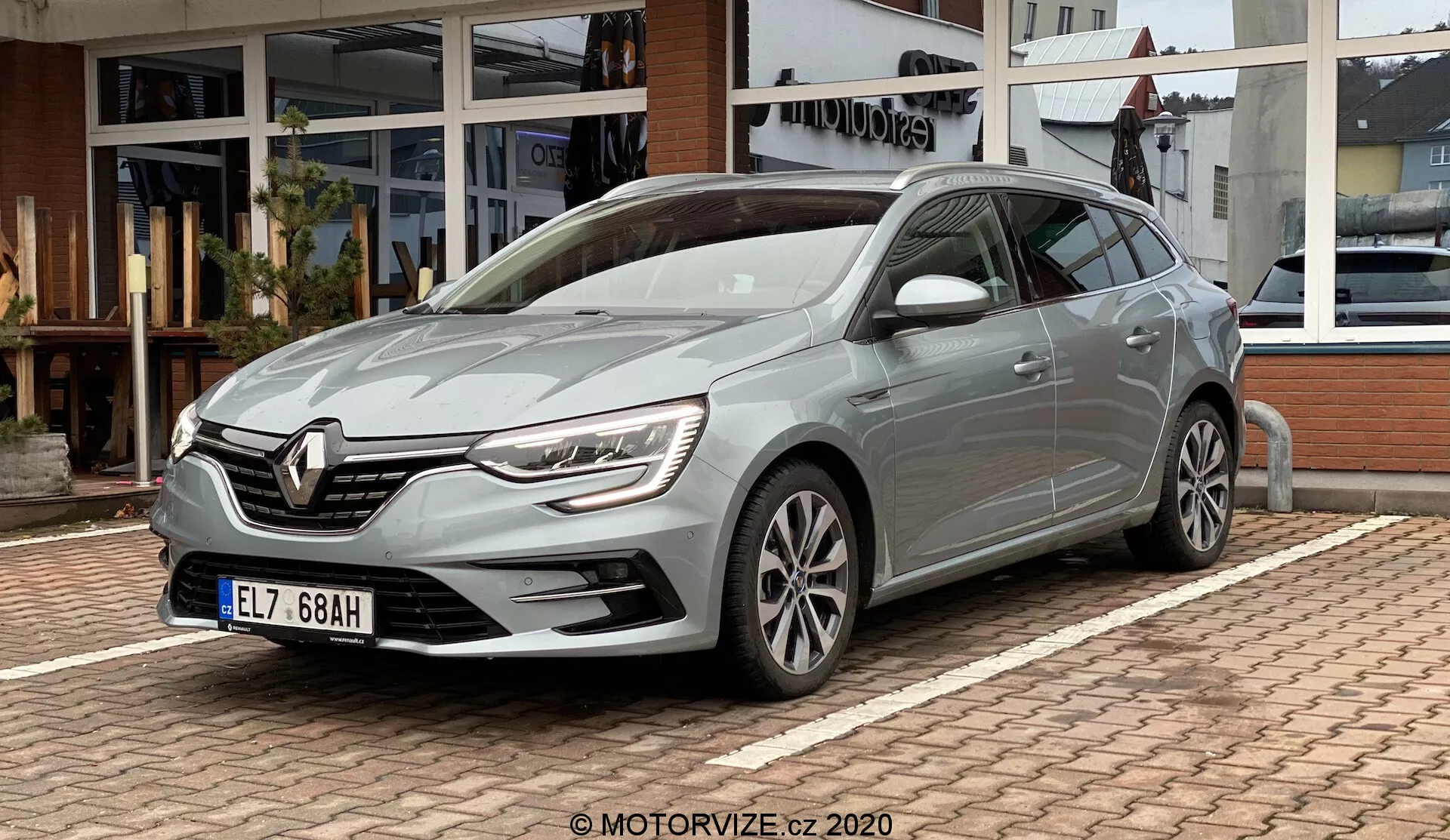 Renault Megane 2022 E-Tech - Elegantní design s pokročilým elektrickým pohonem, inovativní technologie a moderní estetika