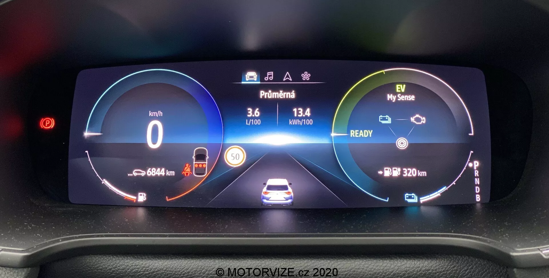 Detailní záběr moderního digitálního instrumentálního panelu Renault Megane 2022 (Megane-e-tech) z pohledu řidiče, zobrazujícího vysoké rozlišení s různými informacemi včetně kruhového tachometru na 0 km/h, centrálního grafického zobrazení vozu indikujícího připravenost na elektrický pohon a více informačních polí, jako je měřič výkonu, úroveň nabití, indikovaný dojezd 320 km, průměrnou spotřebu paliva, spotřebu energie, celkový stav kilometrů 68644 km a aktivní asistenty řidiče. S vodoznakem MOTORVIZE.cz 2020.