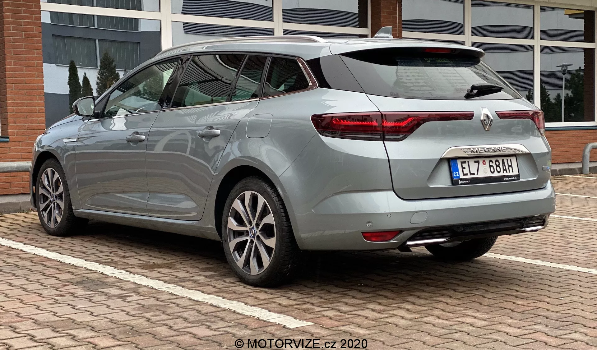 Elegantní 2022 Renault Megane E-Tech představuje pokročilou elektrickou technologii, elegantní design a nejmodernější funkce