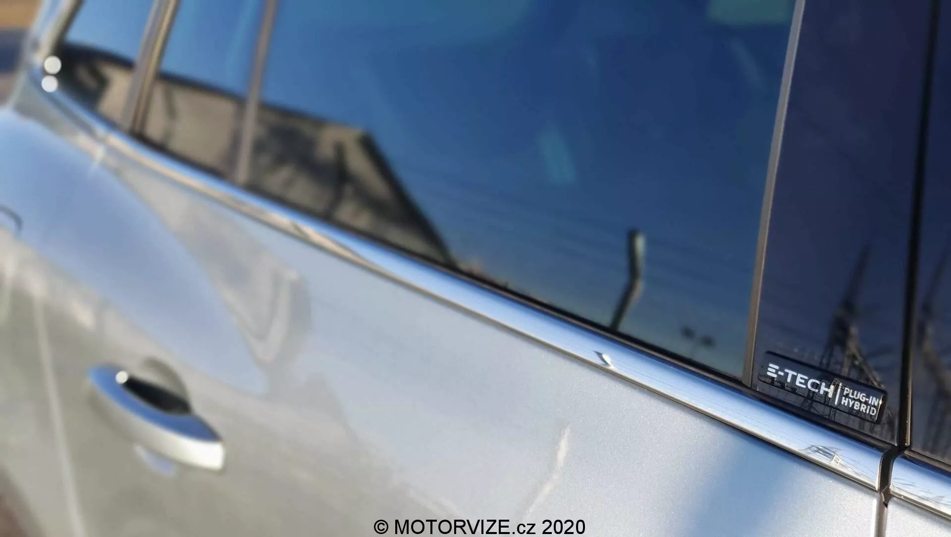 Renault Megane E-Tech 2022 s elegantním aerodynamickým designem, moderními LED světlomety, pokročilou technologií elektrického vozidla, prostorným a high-tech interiérem s digitálním kokpitem a špičkovými bezpečnostními prvky.