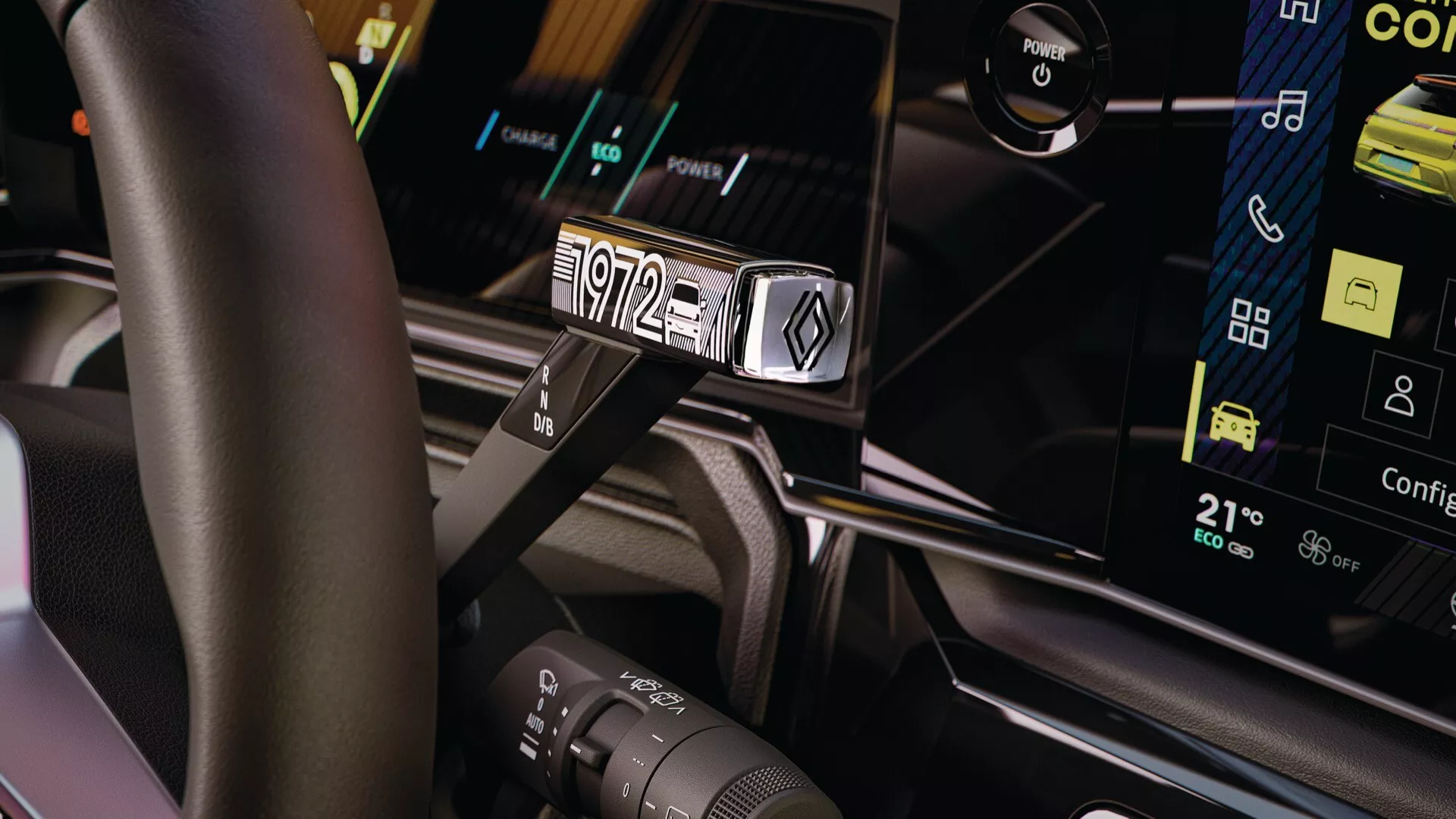 Detailní pohled na interiér Renaultu R5 2024, ukazující stranu řidiče s koženým volantem, digitálním přístrojovým panelem, automatickou řadicí pákou s kovovým lemem a velkým dotykovým informačním systémem na středové konzoli