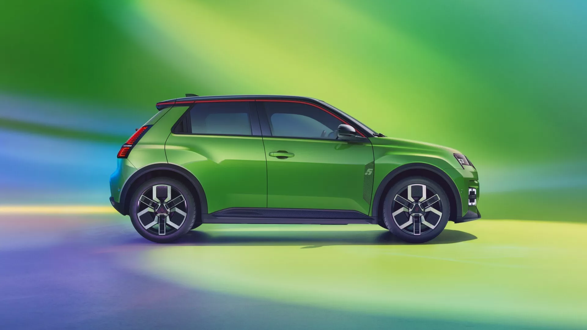 Profilový pohled na Renault R5 III 2024 - Moderní kompaktní SUV se sportovní estetikou, dvoubarevným lakem, integrovanými střešními nosiči a pokročilými slitinovými koly