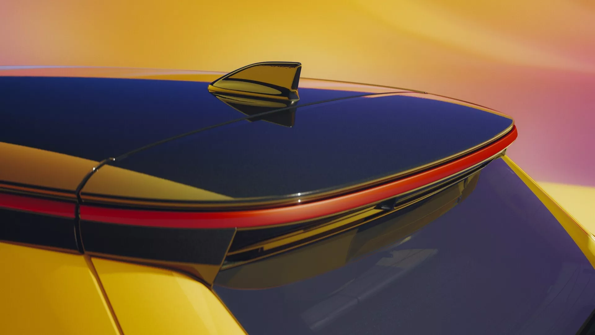 Detailní pohled na zadní část střechy Renaultu R5 roku 2024 se žraločí ploutví anténou a průběžným LED pruhem ve tmavě modré barvě pod teplým osvětlením