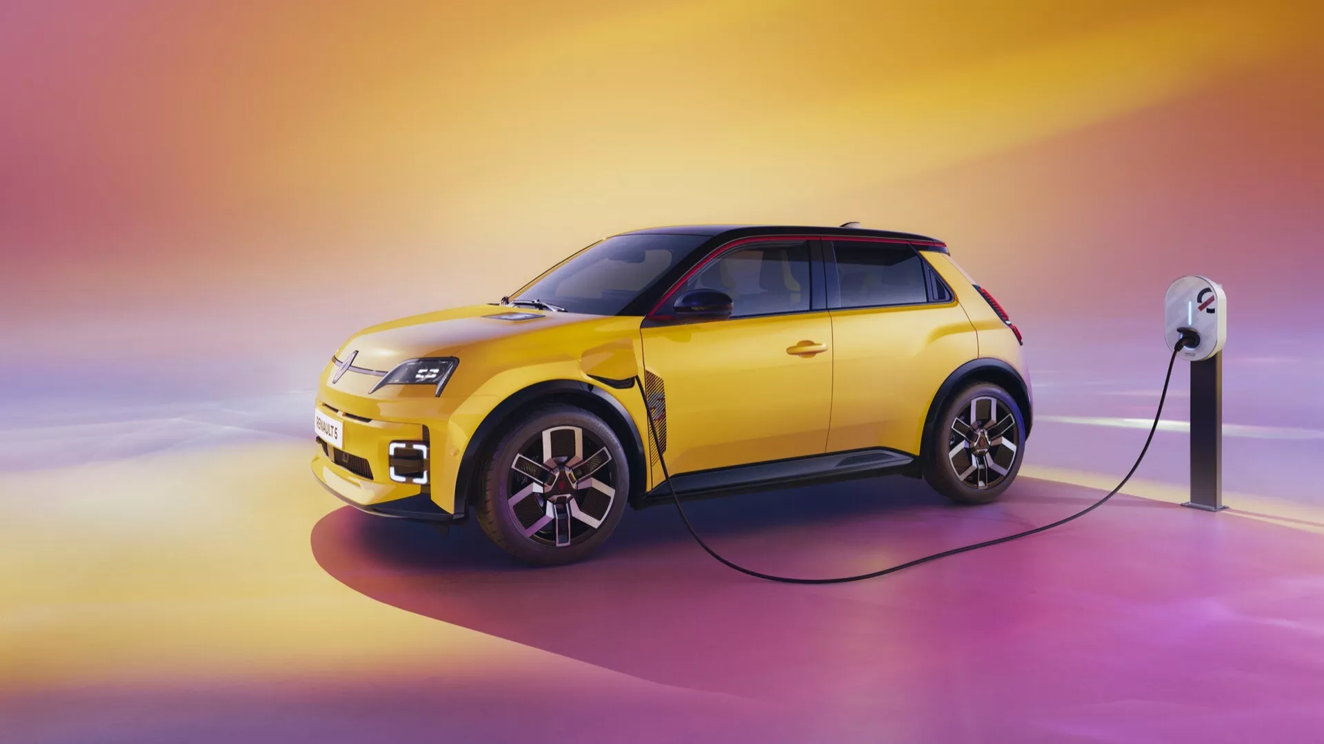 Moderní žlutý elektrický vůz Renault R5 2024 v profilovém pohledu na živém gradientním pozadí, prezentující technologii dobíjení, výraznou dvoubarevnou barevnou schému a pokročilé designové prvky