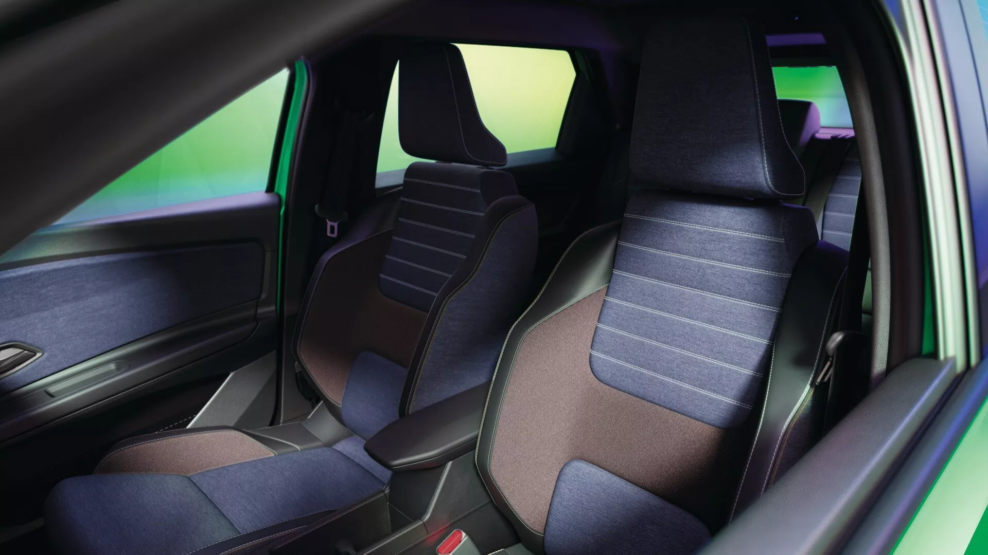 Interiérový pohled na Renault R5 2024 se zaměřením na design a uspořádání sedadel, zdůrazněním prémiového čalounění z tmavé a světlé látky, konturami sedadel orientovanými na pohodlí s bočními opěrkami v kabině, integrovanými opěrkami hlavy a detaily na umístění bezpečnostních pásů a mřížkou reproduktoru na dveřním panelu naznačující pokročilý audiosystém