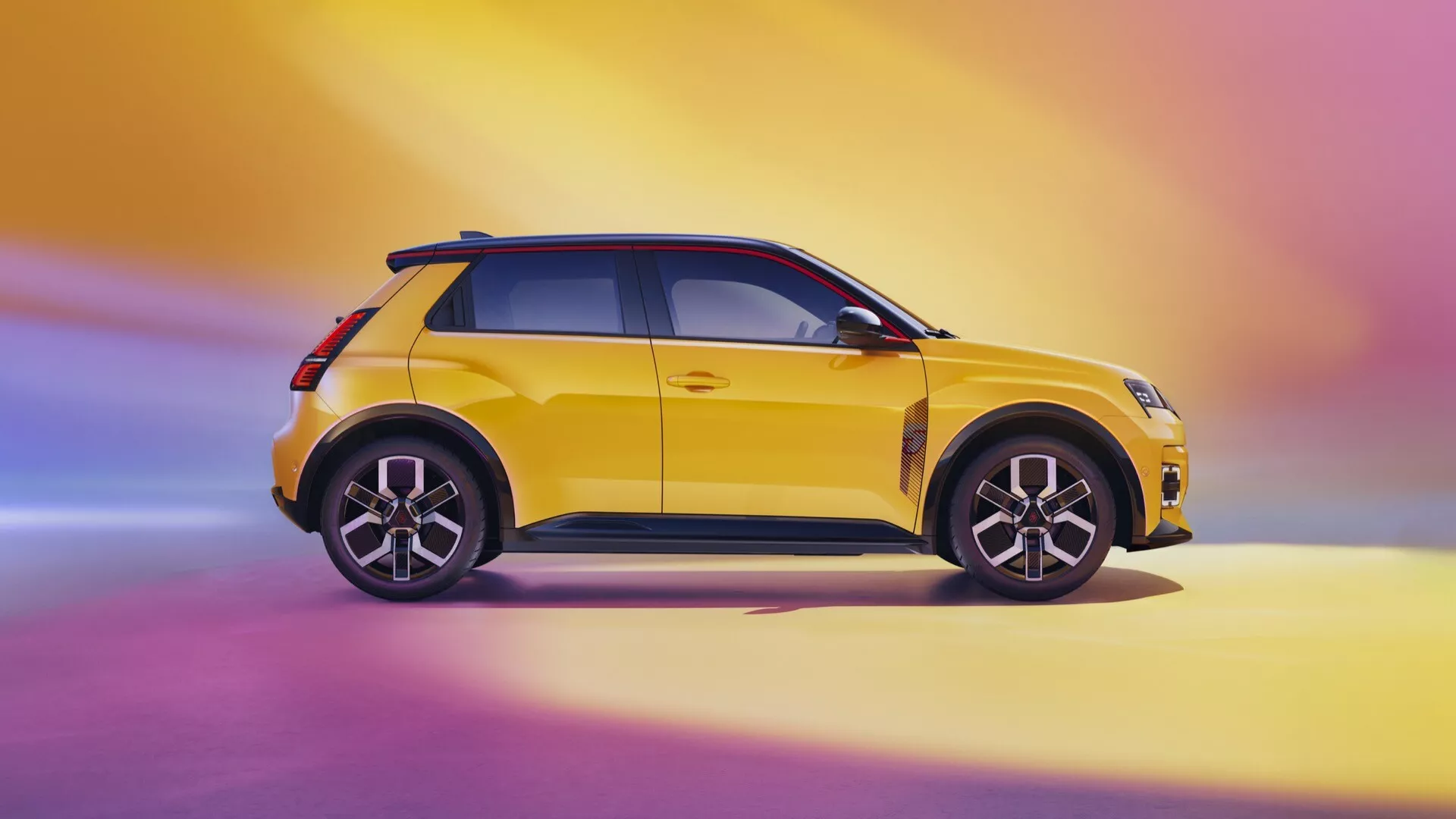 Kompaktní SUV Renault R5 2024 ve výrazné žluté barvě na pozadí barevného gradientu, ukazující jeho sportovní boční profil, slitinová kola s více paprsky, integrované směrové signály v bočních zrcátkách, kliky dveří v barvě karoserie a moderní dvoubarevný lak, pod studiovým osvětlením