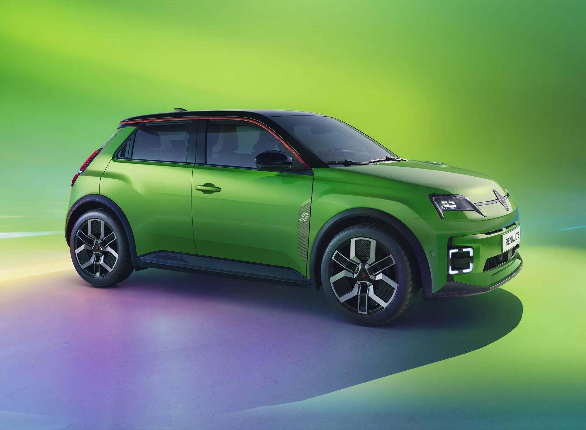 Renault R5 III 2024 v živé zeleno-černé dvoubarevné barevné schémě, která předvádí jeho současný design a pokročilé funkce, jako jsou elegantní LED světlomety, z pohledu tří čtvrtin zleva dopředu na stylizovaném pozadí s přechodem od zelené k purpurové