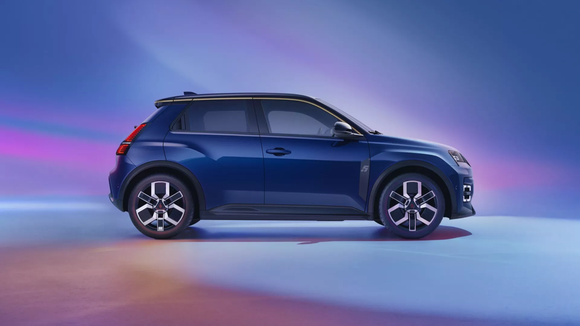 Moderní hatchback Renault R5 2024 ve studiu ukazující jeho aerodynamický boční profil, LED světlomety, slitinová kola s vícepaprskovým designem, integrované směrové signály na bočních zrcátkách v barvě karoserie, kompaktní přední mřížku s potenciální integrací senzorů a metalický lak s důrazem na studiové osvětlení na pozadí s přechodem barev