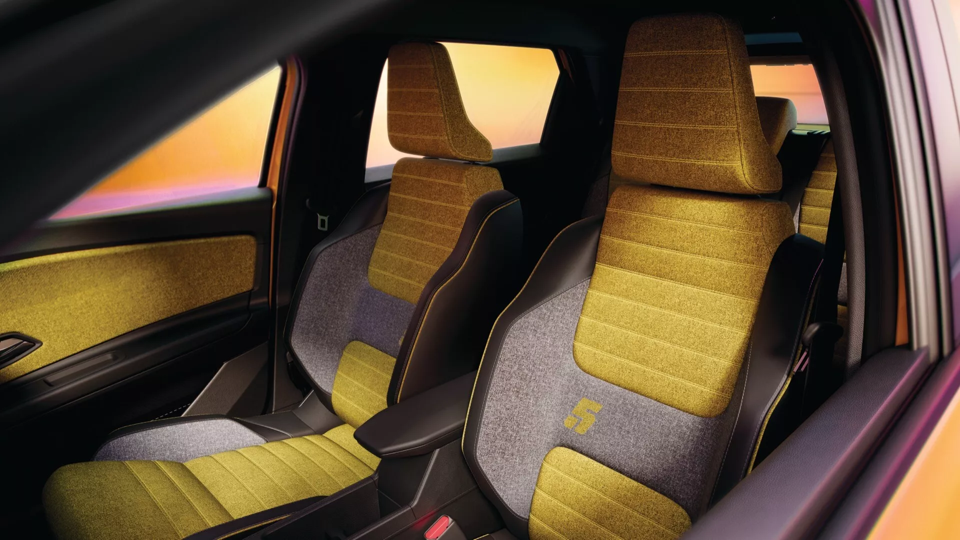 Pohled na interiér Renault R5 2024 ze strany řidiče ukazující sedadla s dvoubarevným čalouněním, ergonomickým designem a bezpečnostními prvky