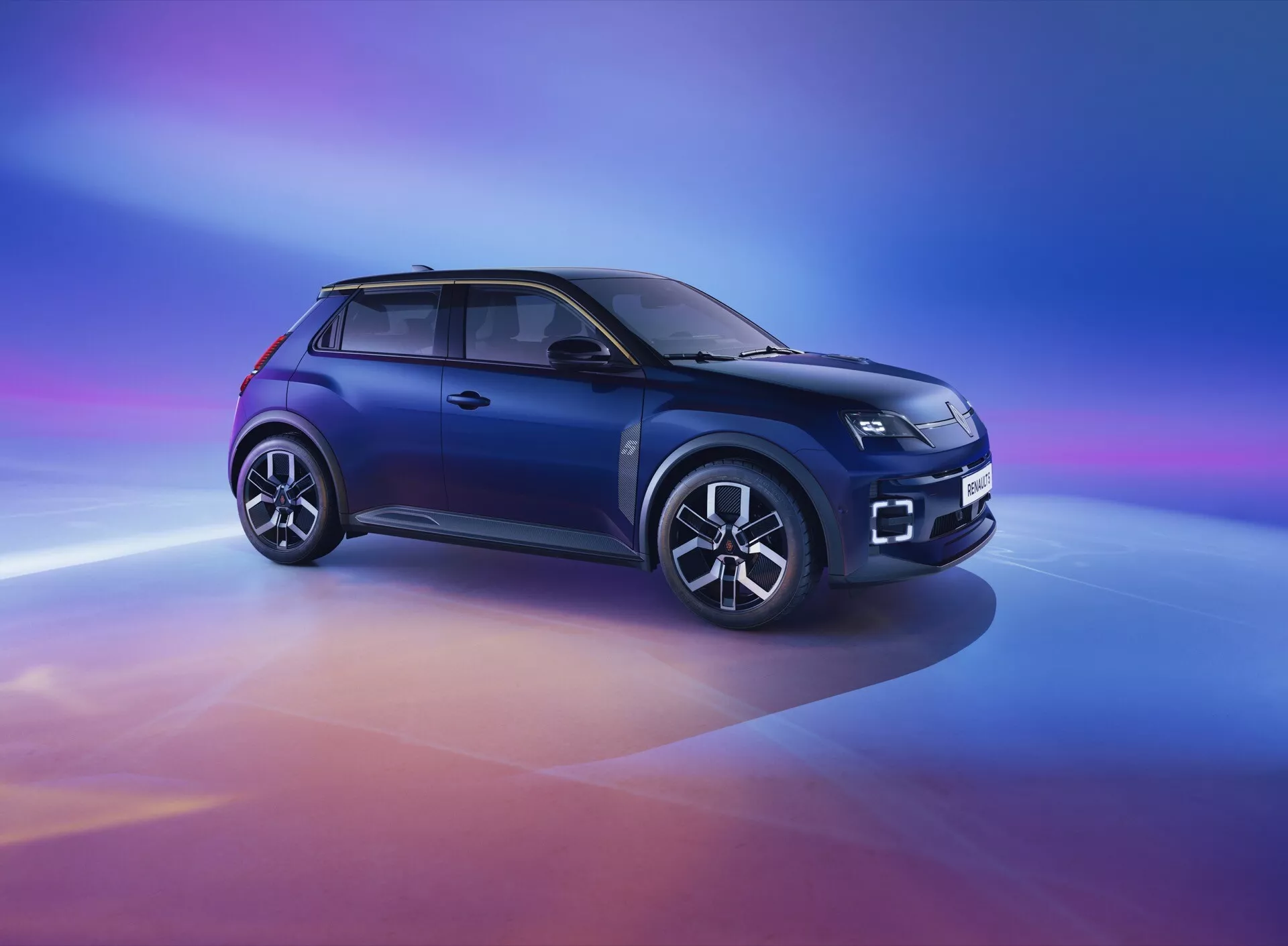 Kompaktní SUV Renault R5 III rok 2024 v tmavě modré s dvoubarevnou karoserií, sportovními slitinovými koly a pokročilými LED světlomety, zobrazeno z dynamického úhlu tři čtvrtiny zepředu