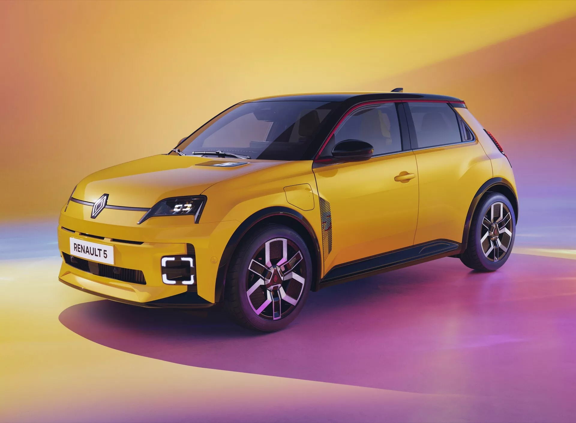 Elektrický hatchback Renault R5 2024 v odvážné žluté barvě, představující přední a boční profil s LED světlomety a klapkou nabíjecího portu na pozadí živého gradientu