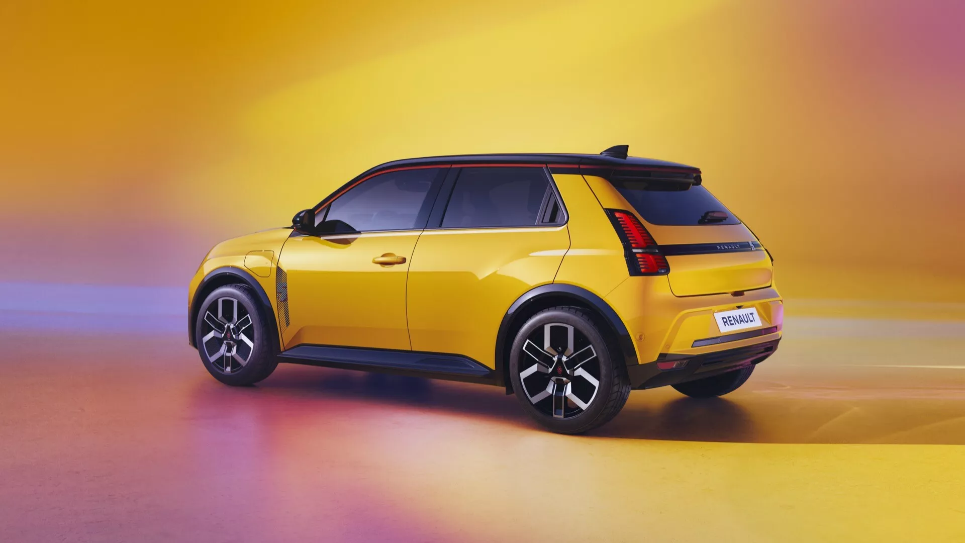 Kompaktní SUV Renault R5 roku 2024 v metalické žluté s černou střechou, s 18-19 palcovými dvoubarevnými slitinovými koly, LED zadními světly a skly s ochranou proti pohledům na dynamickém pozadí přecházejícím z fialové do žluté