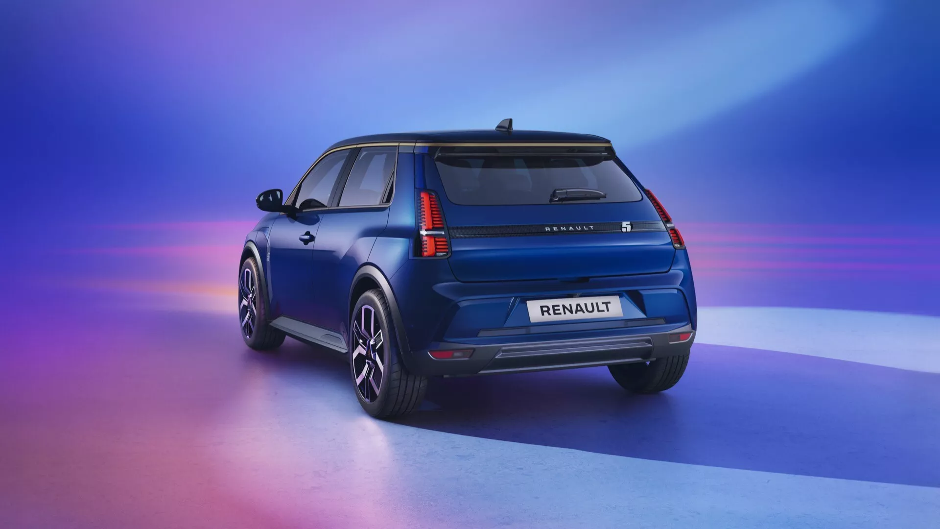 Moderní vozidlo Renault R5 2024 ve zobrazení ze zadního tříčtvrtečního pohledu s LED zadními světly, aerodynamickými designovými liniemi a prémiovými slitinovými koly na pozadí s modrým a purpurovým přechodem