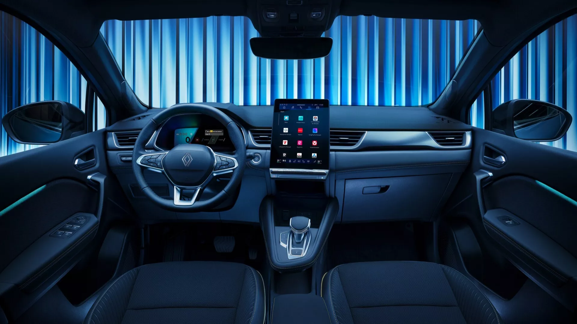 Pohled na interiér vozu Renault Symbioz 2024, ukazující moderní přední kabinu z centrálního pohledu zadních sedadel. Obrázek zvýrazňuje multifunkční volant s výrazným logem a ovládacími tlačítky pro audio, hlasové ovládání a adaptivní tempomat. Digitální přístrojový panel zobrazuje základní informace o jízdě. Uprostřed je vertikálně orientovaný dotykový infotainment systém ovládající média, navigaci, nastavení klimatizace a integraci se smartphonem. Palubní deska má elegantní horizontální design s piano-černými a kovovými akcenty, doplněnými modrým ambientním osvětlením. Středová konzole obsahuje ergonomickou řadicí páku pro automatickou převodovku a malý úložný prostor nebo bezdrátovou nabíjecí podložku. Prémiové čalounění s perforovanými a pevnými oblastmi naznačuje vyhřívaná nebo ventilovaná sedadla. Zaměření je na pokročilé technologické a komfortní prvky interiéru.