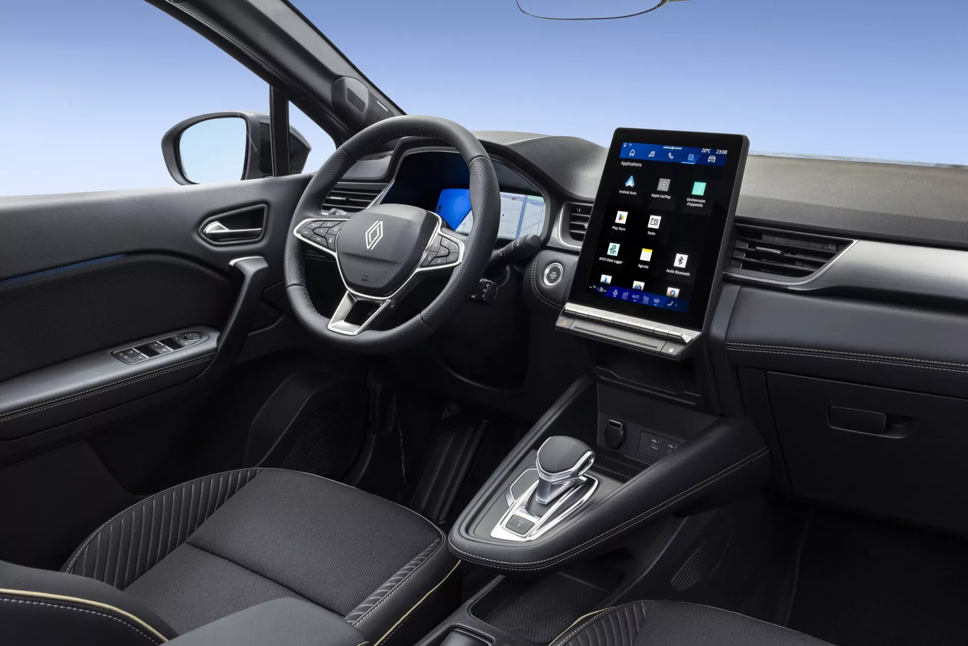 Snímek interiéru Renaultu Symbioz 2024, první generace, zdůrazňující moderní přední kabinu z pohledu pravého zadního pasažéra. Funkce zahrnují kožený multifunkční volant, vertikálně orientovaný dotykový infotainment systém zobrazující multimediální rozhraní a zjednodušenou středovou konzolu s řadící pákou a voličem jízdních režimů, ilustrující pokročilé možnosti připojení a ovládání asistenta řidiče.