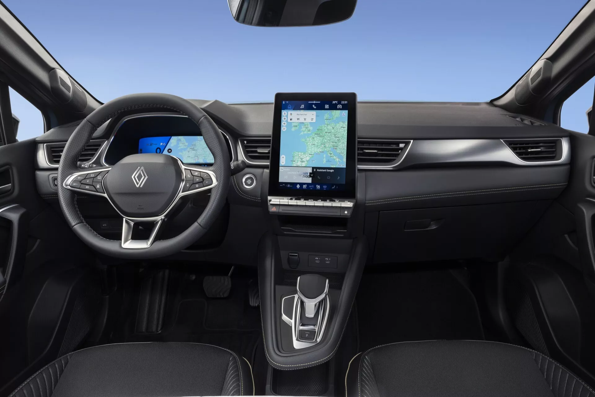 Interiér modelu Renault Symbioz 2024 (1. generace) zobrazující palubní desku, volant a středovou konzoli z pohledu zadních sedadel. Klíčové prvky zahrnují tříramenný volant s integrovanými ovládacími prvky, plně digitální přístrojový panel, velký vertikálně orientovaný dotykový infotainment systém, minimalistické ovládání klimatizace a elegantní řadicí páku. Design zdůrazňuje moderní technologii a čistou, nepřeplněnou estetiku s tmavými tóny, které dodávají luxusní vzhled.