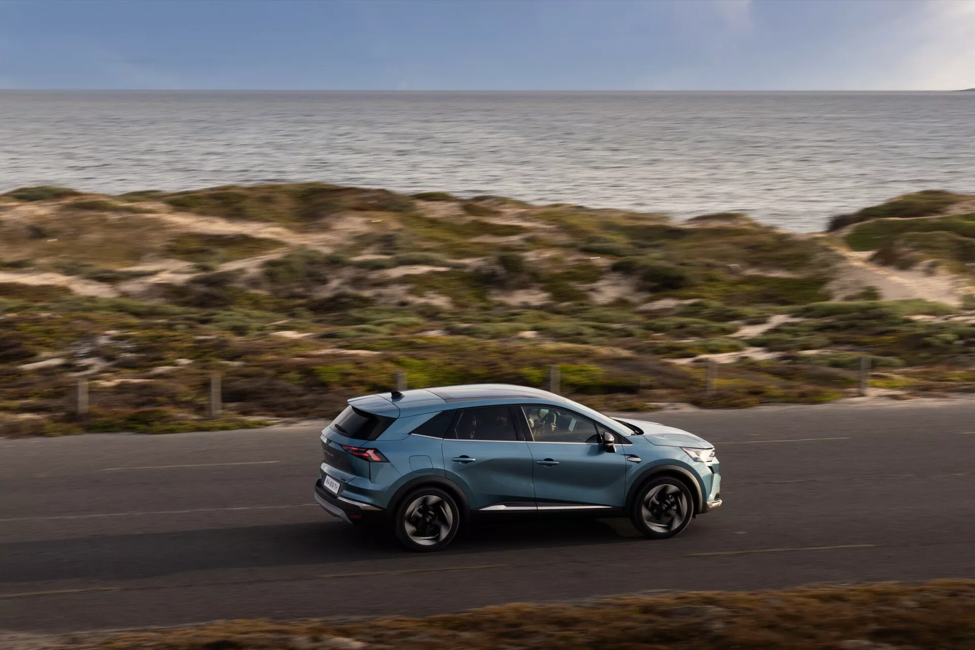 Renault Symbioz 2024 první generace elektromobilu s elegantním futuristickým designem a pokročilými schopnostmi autonomního řízení