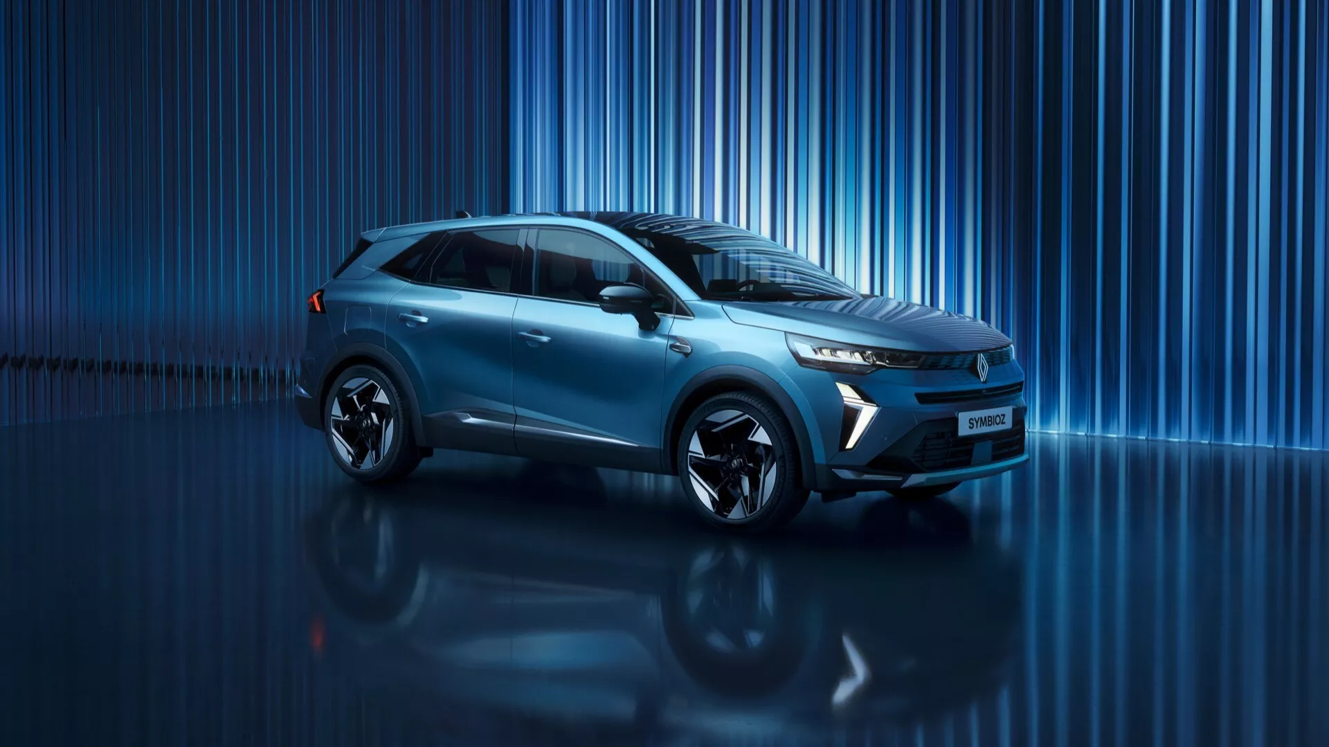 Obrázek zobrazuje moderní SUV crossover se zvýšenou světlou výškou, viděný přibližně pod úhlem čtyřiceti pěti stupňů. Auto ukazuje svou přední levou čtvrtinu, čímž poskytuje jasný pohled na jeho přední a boční profil. Vpředu se nachází pravděpodobně stylizovaná mřížka a ostrá, úhlová světlometa pro moderní vzhled. Vestavěné oblasti pod světlomety mohou být mlhovky nebo vzduchové kanály. Kapota je hladká, čímž přidává modernímu designu. Boční profil odhaluje silnou ramenní linii, integrovaná boční zrcátka a okna s možnou chromovou nebo lesklou lištou. Velká litá kola mají sportovní vícepaprskový design a tyrkysová nebo světle modrá metalická barva dodává lesk. Auto se zdá být v showroome s lesklou podlahou, která odráží vozidlo. Pozadí tvoří vertikální modré linie, které zvyšují pocit pohybu a digitální technologie. Designové prvky naznačují pokročilou aerodynamiku a možná je to hybridní nebo plně elektrické vozidlo, vybavené LED osvětlením, asistenčními systémy řidiče, konektivitou a informačními a zábavními systémy.