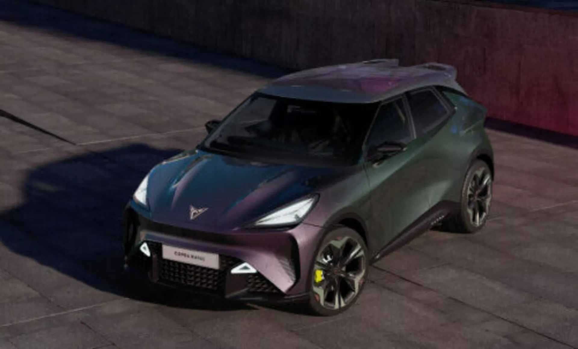 Škoda Enyaq iV 2021 v exteriéru, předvádí přední masku, LED světlomety, aerodynamickou kapotu, slitinová kola a elegantní linii střechy, zdůrazňuje moderní design a technologické vlastnosti