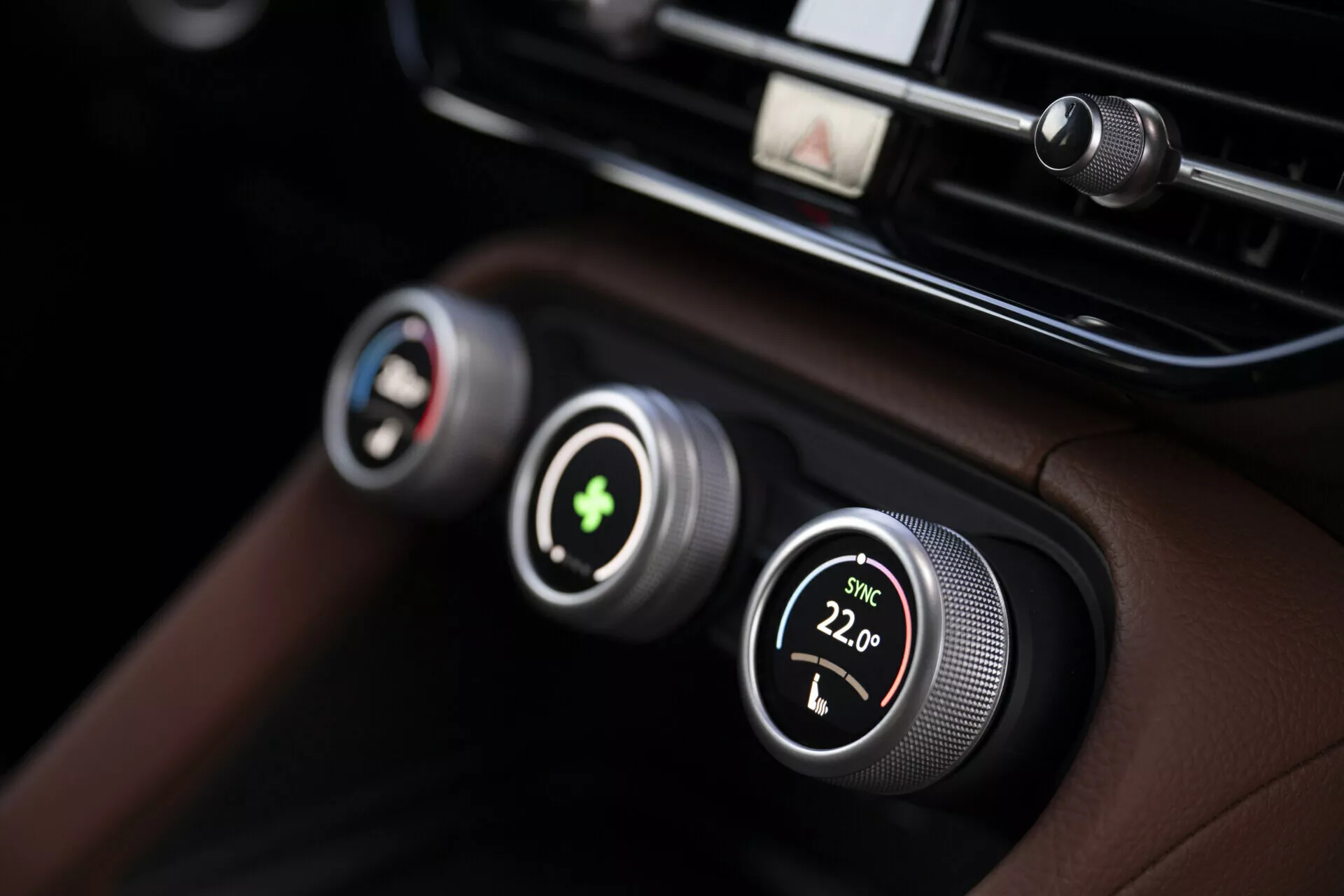 Detailní pohled na systém klimatizace Skoda Kodiaq 2024 s duálním ovládáním teploty, kovovými knoflíky a digitálními displeji na prémiové černé kožené palubní desce