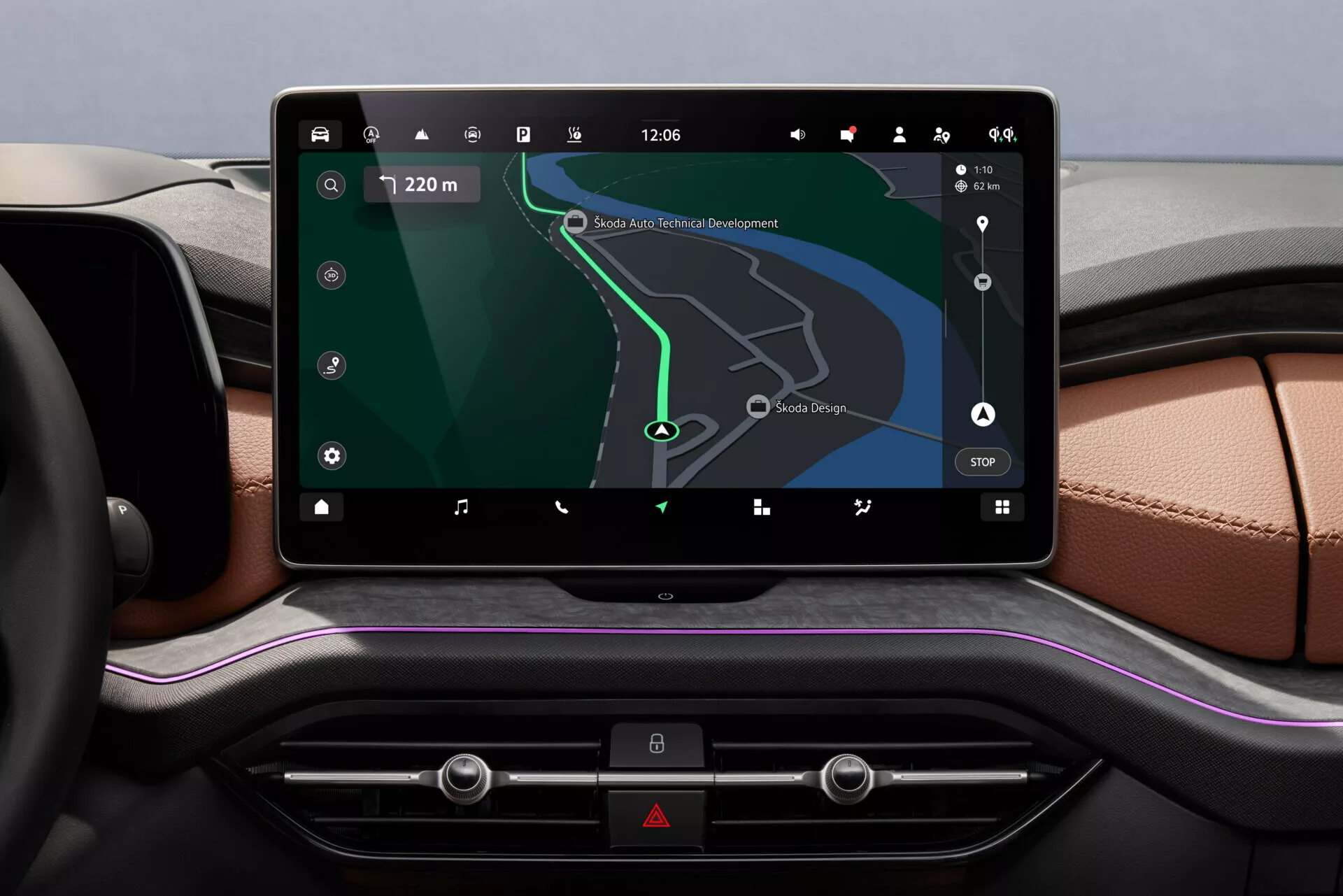 Interiér Škoda Kodiaq 2024 s velkým dotykovým infotainment displejem s GPS navigací na palubní desce, integrací pokročilých nastavení vozidla a ovládání klimatizace, obklopen luxusními materiály a designovými akcenty.