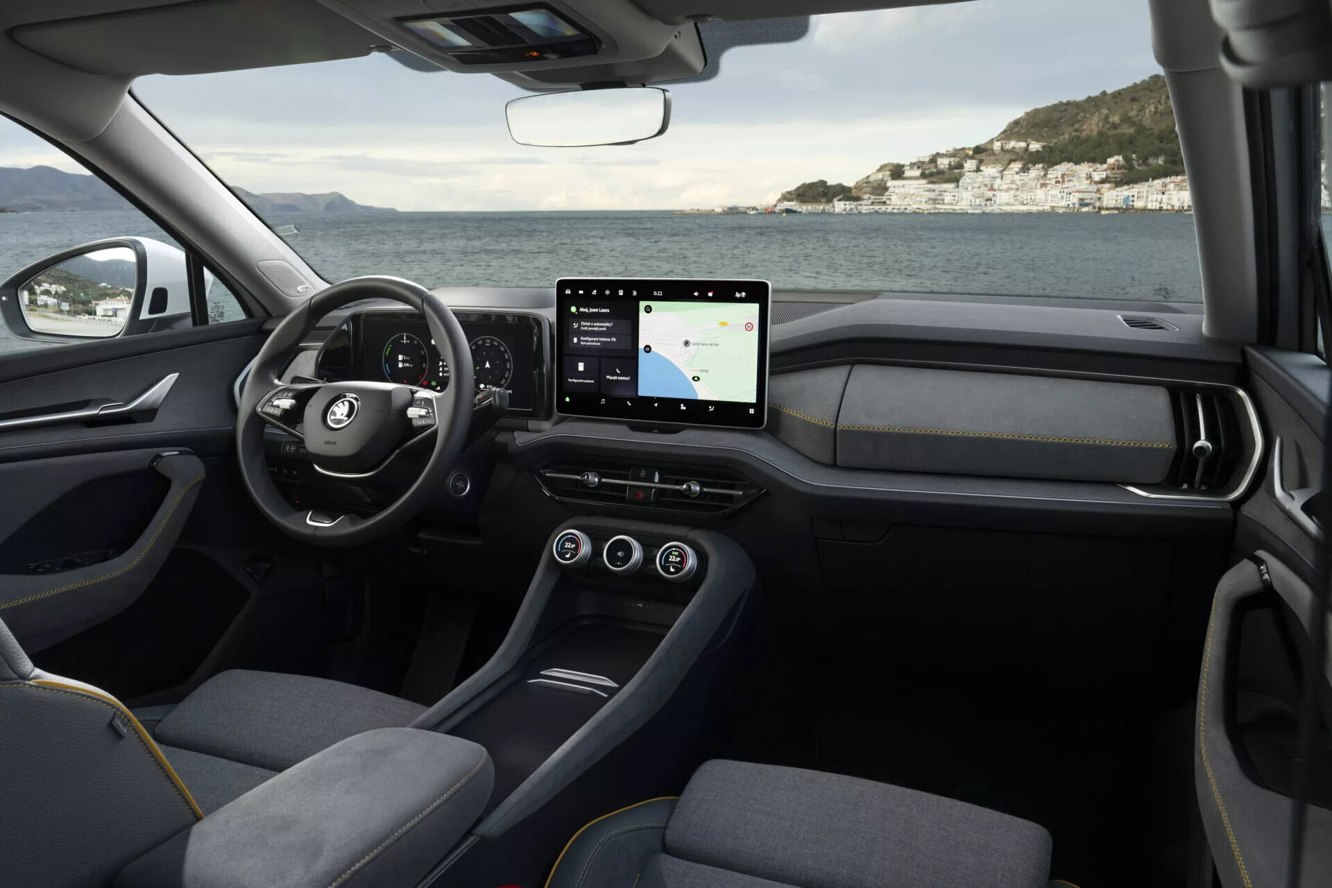 Interiér Škoda Kodiaq 2024 ukazující stranu řidiče s pohledem na volant, palubní desku a středovou konzoli zdůrazňující moderní design a technologie