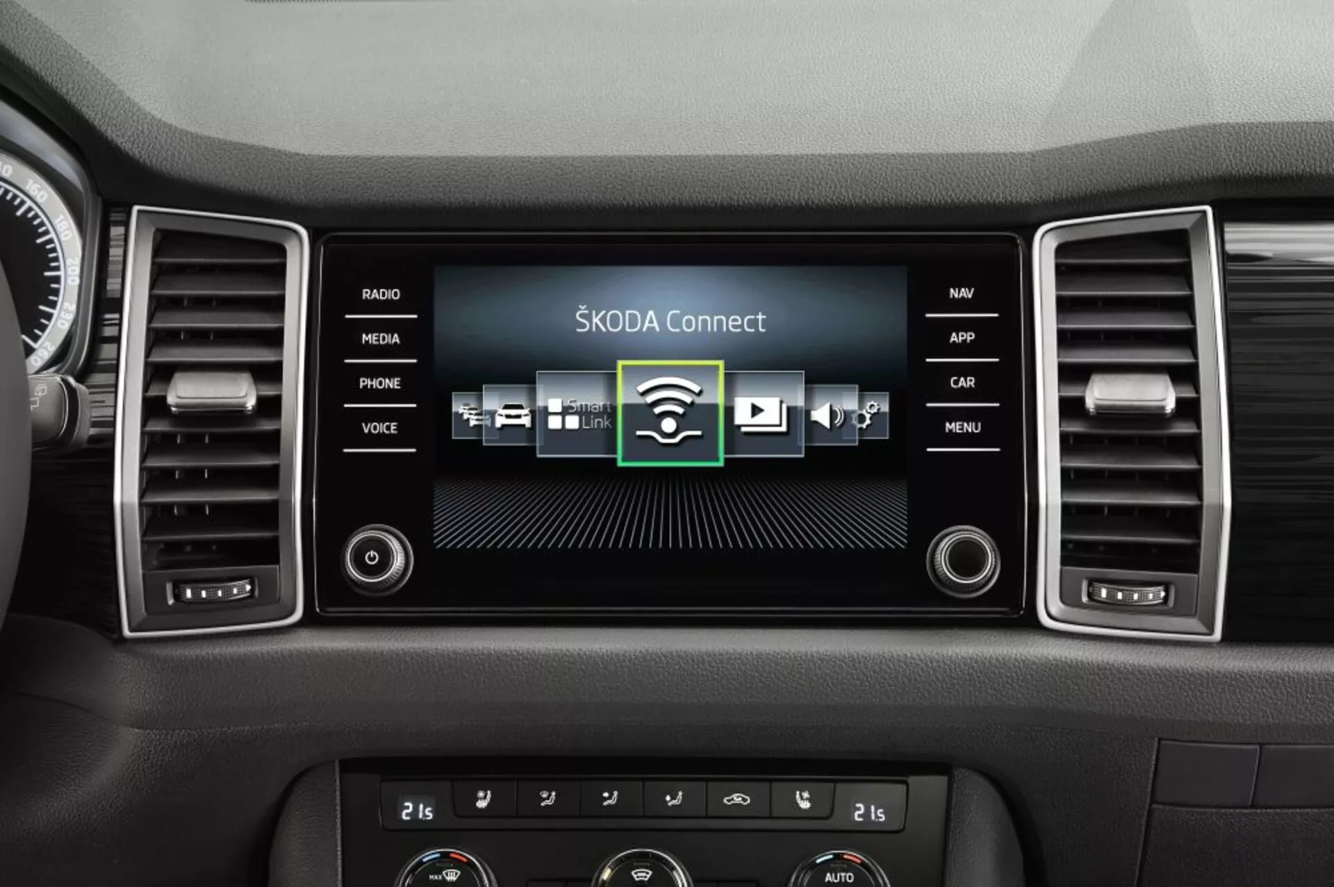 Centrální sekce palubní desky Škoda Kodiaq 2017 s dotykovým informačním systémem zobrazujícím ŠKODA Connect a panelem klimatizace s dvojitou regulací teploty