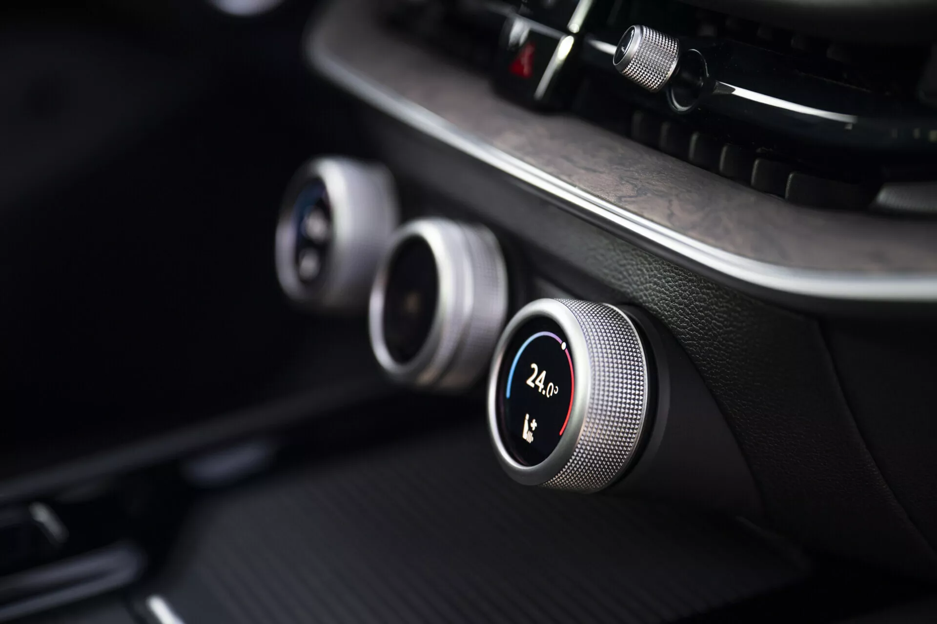 Detailní pohled na palubní desku Škoda Superb 2024 Combi s ovládacími prvky klimatizace s kovovými okraji a digitálním displejem teploty na 24,5°C, zdůrazňující moderní design a pokročilou technologii