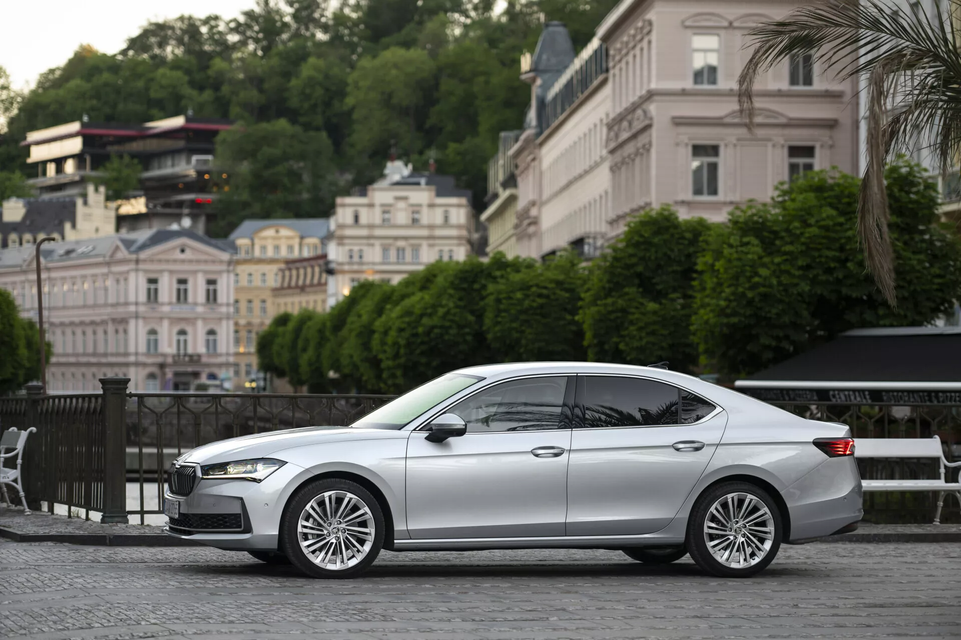 Škoda Superb Limousine 2024 v elegantním kovovém finiši, předvádějící svůj aerodynamický design, charakteristickou masku, pokročilé LED světlomety a moderní interiér s luxusními komfortními prvky a špičkovou technologií.