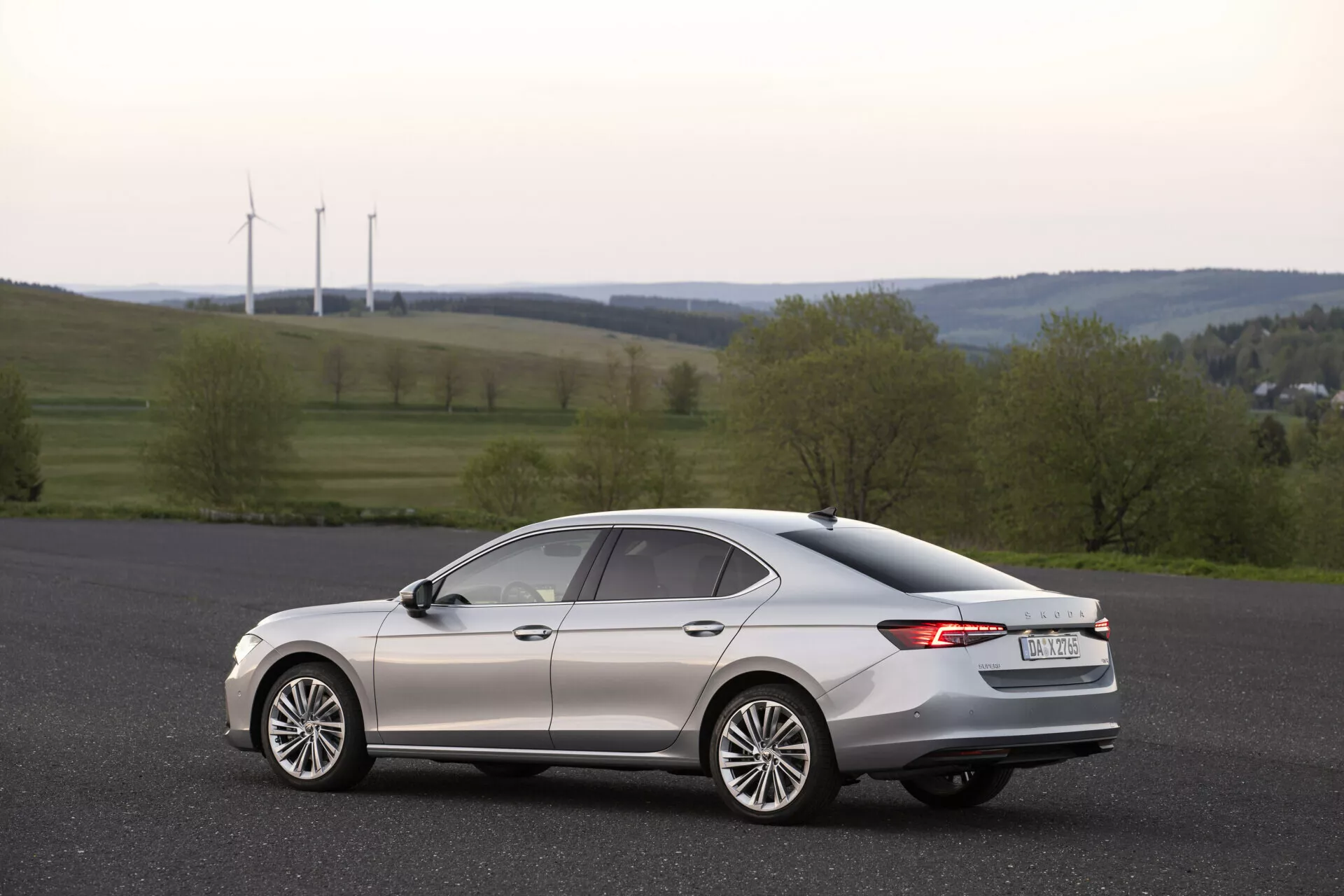 Škoda Superb Limousine 2024 - přední pohled zdůrazňující elegantní, aerodynamický design s prémiovými LED světlomety, chromovanou maskou chladiče a metalickým povrchem představující luxusní eleganci.