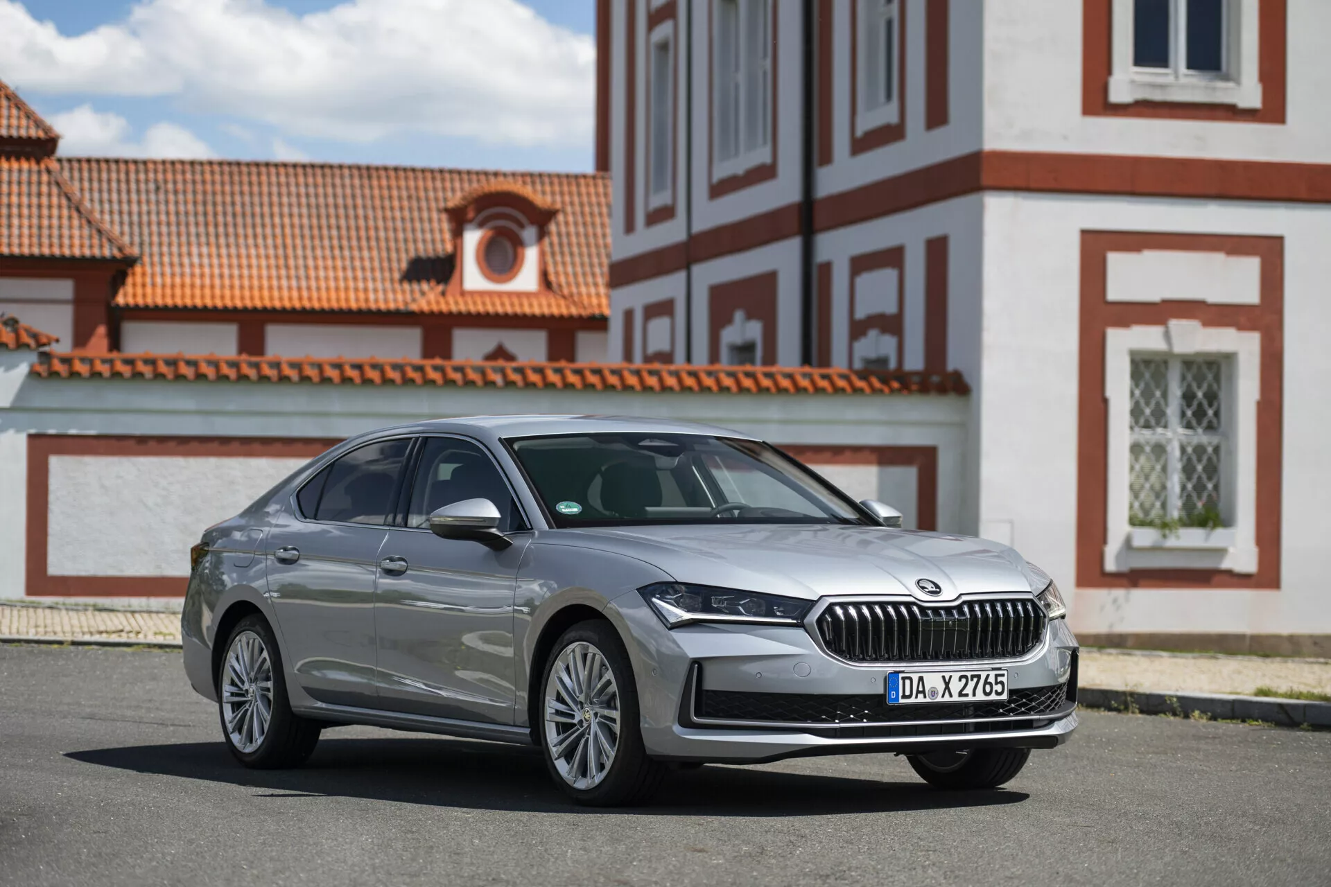 Škoda Superb Limousine 2024, elegantní a luxusní sedan s moderním designem, ostrými liniemi a pokročilou technologií.