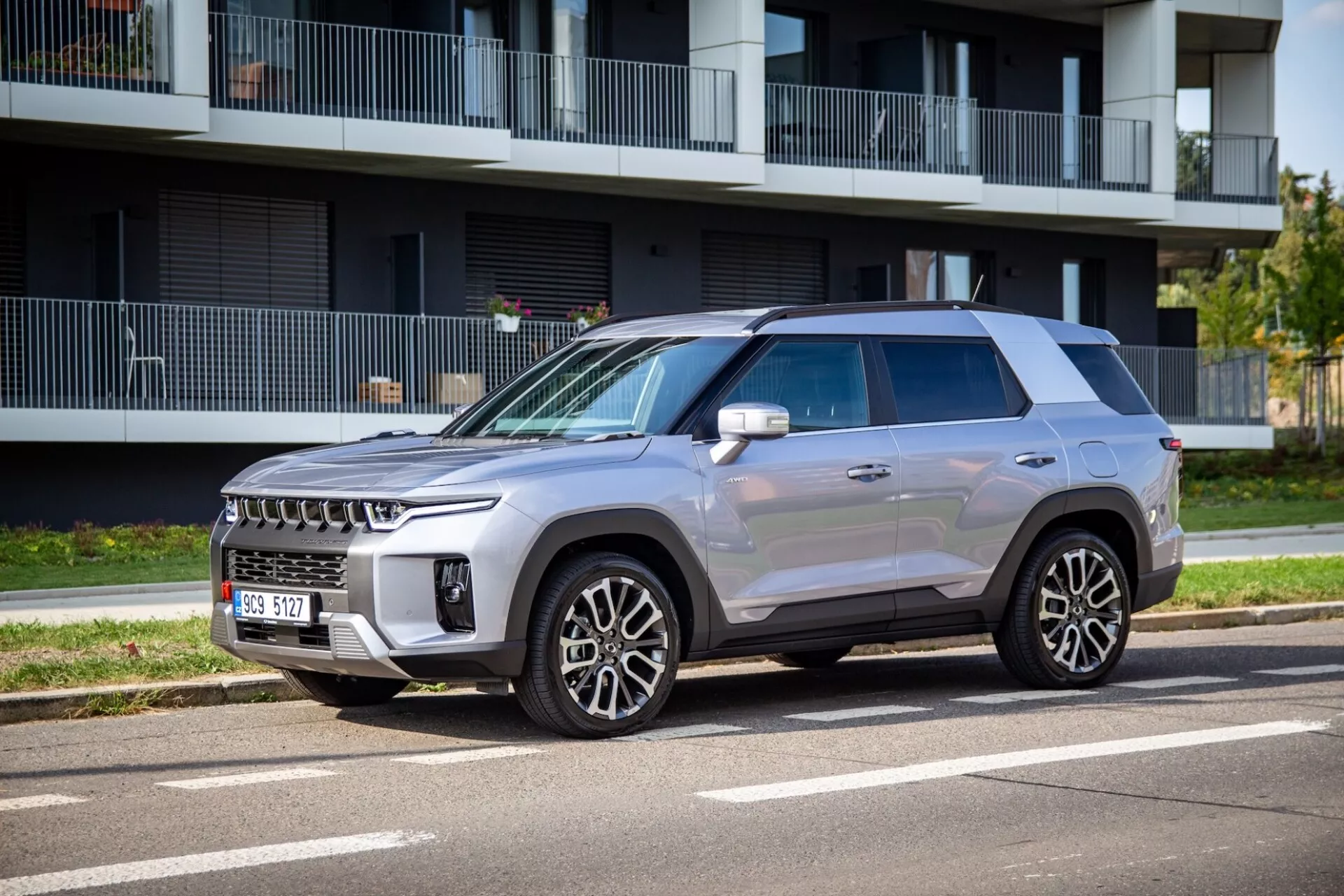 SsangYong Torres 2023 v pohybu na dálnici, předvádějící svůj elegantní design a pokročilé aerodynamické funkce