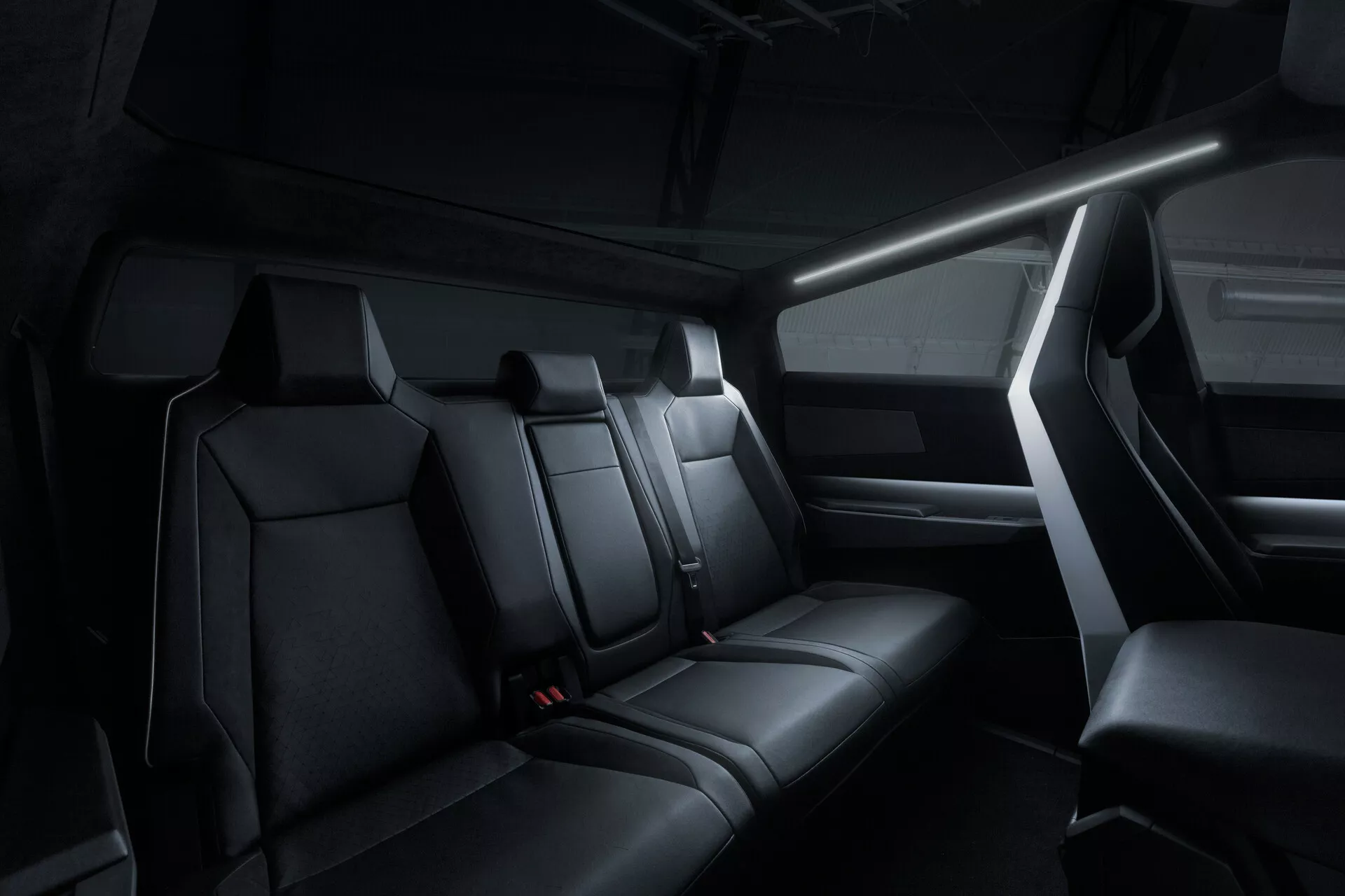 Tesla Cybertruck 2021 (první generace) - Futuristický, hranatý, nerezavějící elektrický pickup s robustním exoskeletem, téměř neproniknutelným brněním ze skla a průkopnickou technologií pro výkon na silnici i mimo ni.