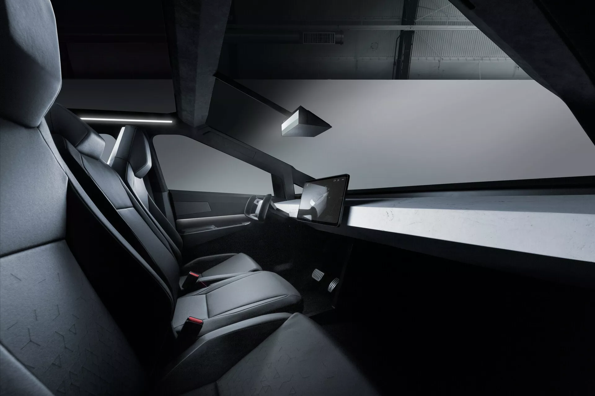 Interiér pohled na Tesla Cybertruck 2021, zaměřený na zadní cestovní prostor. Obrázek zdůrazňuje elegantní černé, pravděpodobně kožené sedadla pro dva s důrazem na komfort a design, částečně viditelné bezrámové okna dveří, štíhlou středovou konzoli, vnitřní stropní světlo a zadní dotykový displej. Design je minimalistický s hranatými liniemi a monochromatickým schématem.