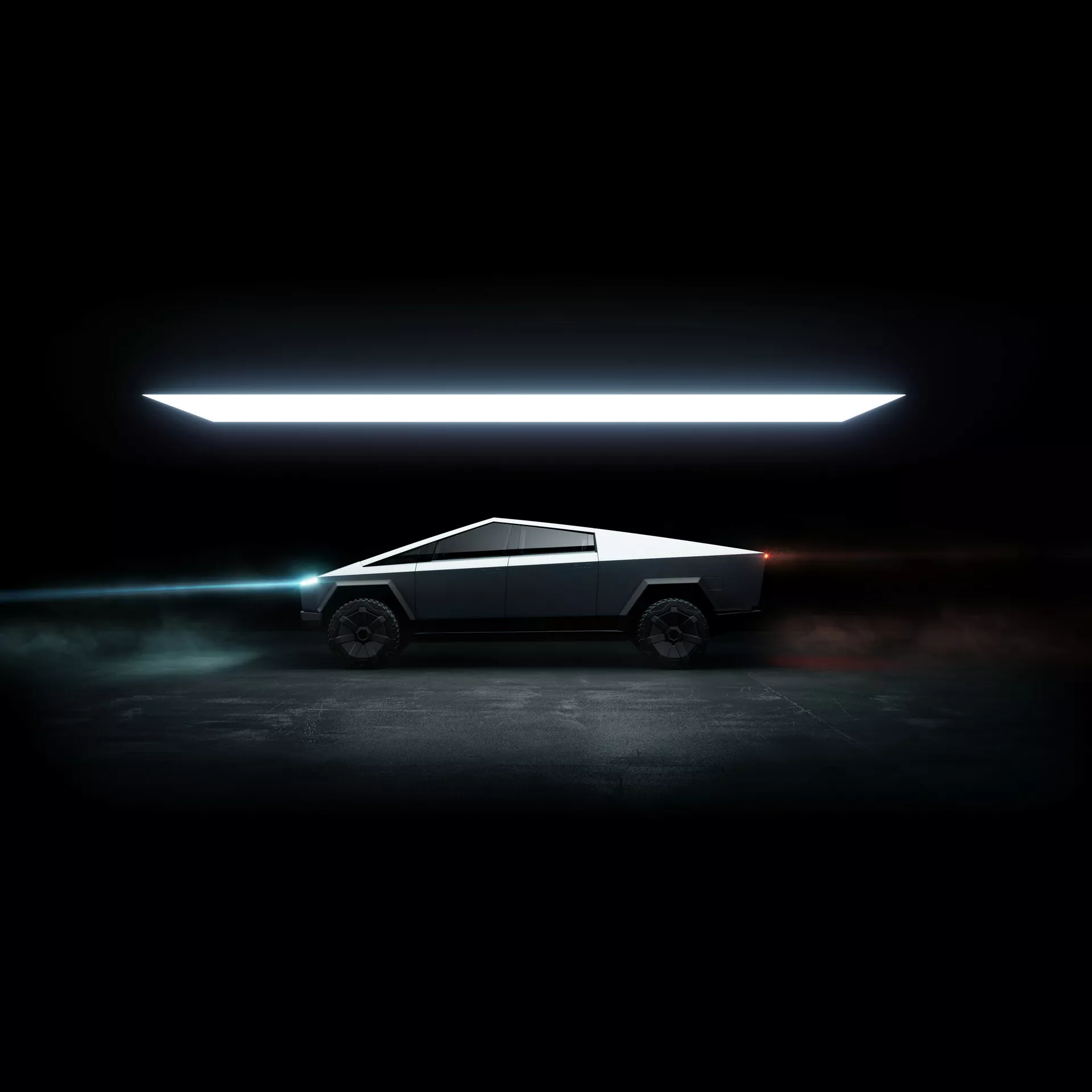 Boční profil vozu Tesla Cybertruck 2021 zobrazující jeho futuristický, hranatý design s ostrými liniemi a plochou, svažující se střechou v tmavém prostředí. Výrazné horizontální LED světelné lišty osvětlují pozadí i popředí a zdůrazňují design vozidla. Nepřítomnost viditelných zrcátek nebo klik dveří naznačuje pokročilé automatizované funkce. Kola s pevným designem a jemné modré osvětlení podvozku doplňují celkový futuristický vzhled.
