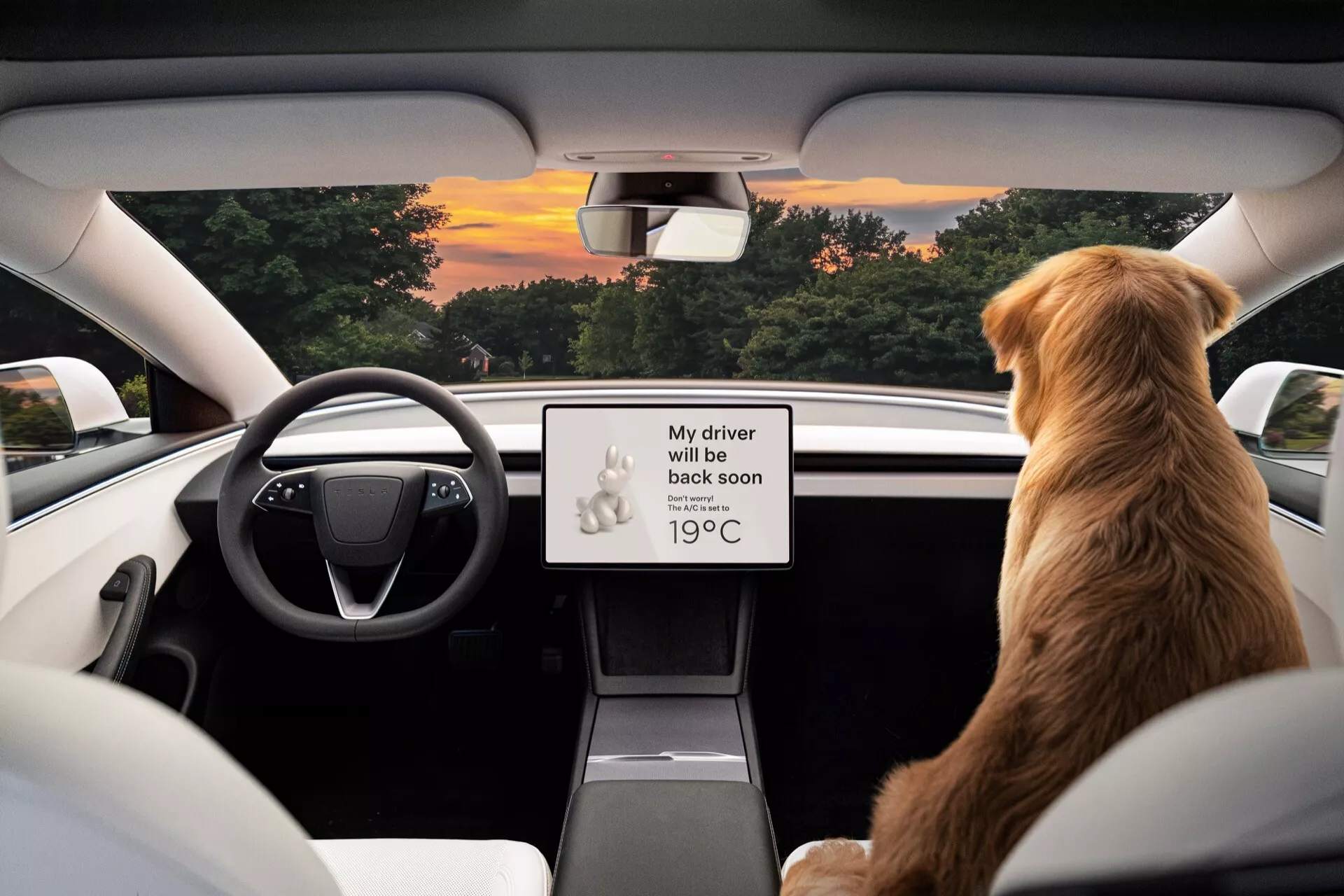 Interiér Tesla Model 3 2023 (první generace po faceliftu) z pohledu zadního sedadla ukazující sportovní volant s plochým dnem, centrální infotainmentový displej s oznámením o bezpečnosti mazlíčků, automatickou převodovku, moderní minimalistický design a výhled na úsvit či soumrak přes čelní sklo.