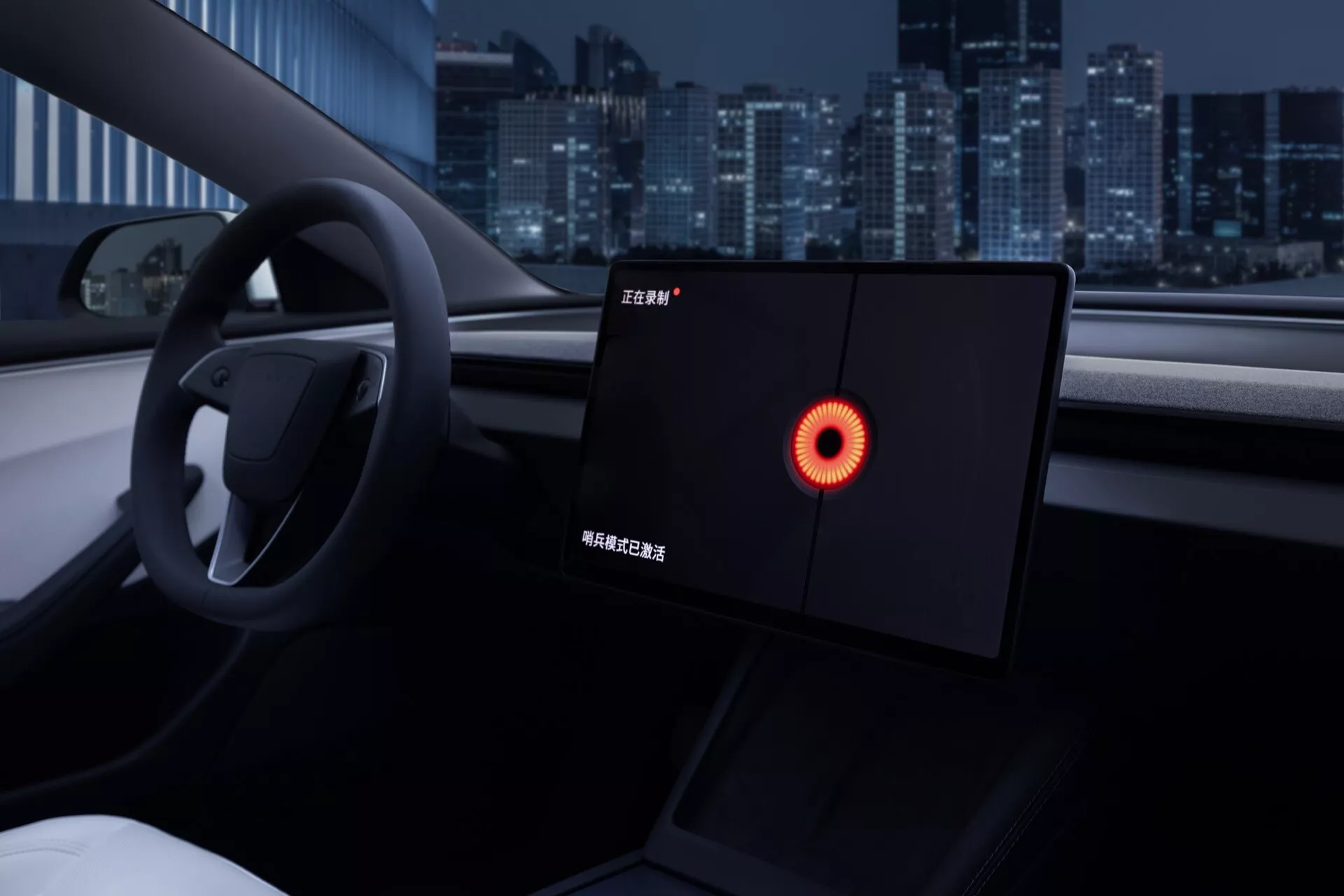 Interiér Tesla Model 3 facelift 2023 s důrazem na minimalistický volant, spojitou palubní desku, široký dotykový displej infotainmentu s upozorněním na alert, ambientní osvětlení a pohled na luxusní sedadlo spolujezdce na pozadí nočního města.