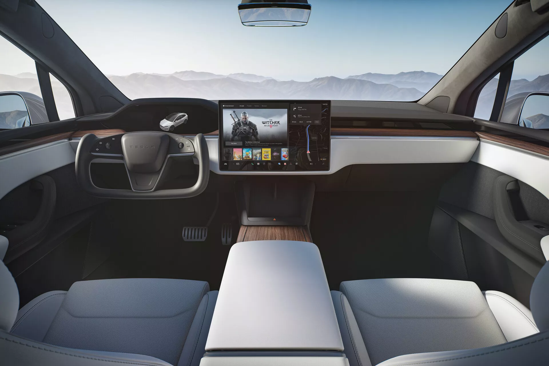 Interiér moderního Tesla Model-X 2021 faceliftové edice, záběr z centrálního zadního úhlu, ukazující celý přední prostor kabiny. Panoramatický záběr zdůrazňuje elegantní, minimalistický design palubní desky s horizontálními dřevěnými akcenty, výraznou obdélníkovou dotykovou obrazovkou infotainmentu a unikátní dvoupruhový volant s integrovanými dotykovými plochami. Přední sedadla, dokončená ve světlé kůži, mají moderní design s hladkými povrchy pro luxus a pohodlí. Minimalistická centrální konzola a přirozené světlo naznačující velká okna dodávají prostoru pocit prostornosti a luxusu.