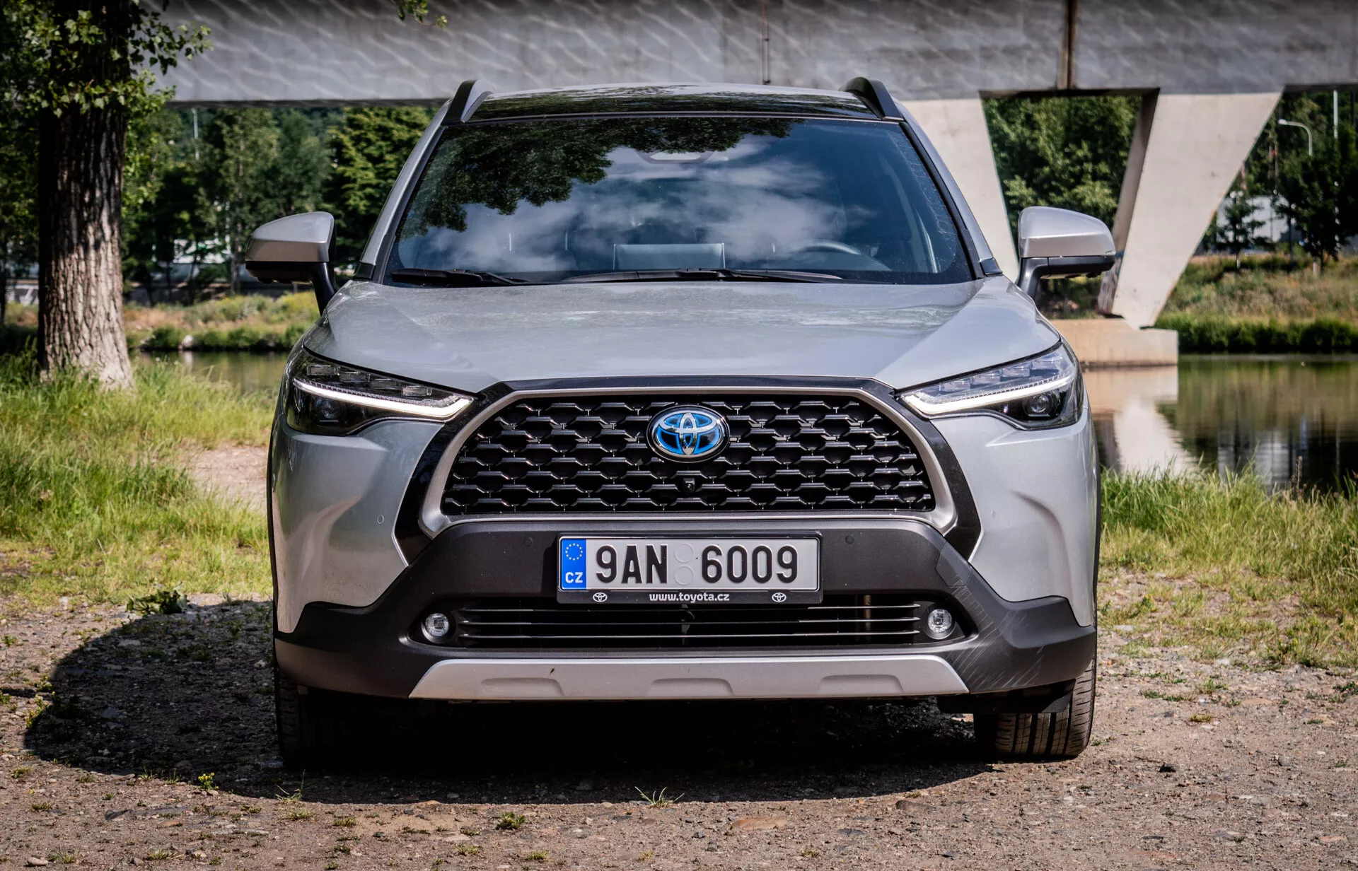 Přední pohled na Toyota Corolla Cross 2022 ukazující mřížku, světlomety a nárazník, zdůrazňující pokročilý design a technologii