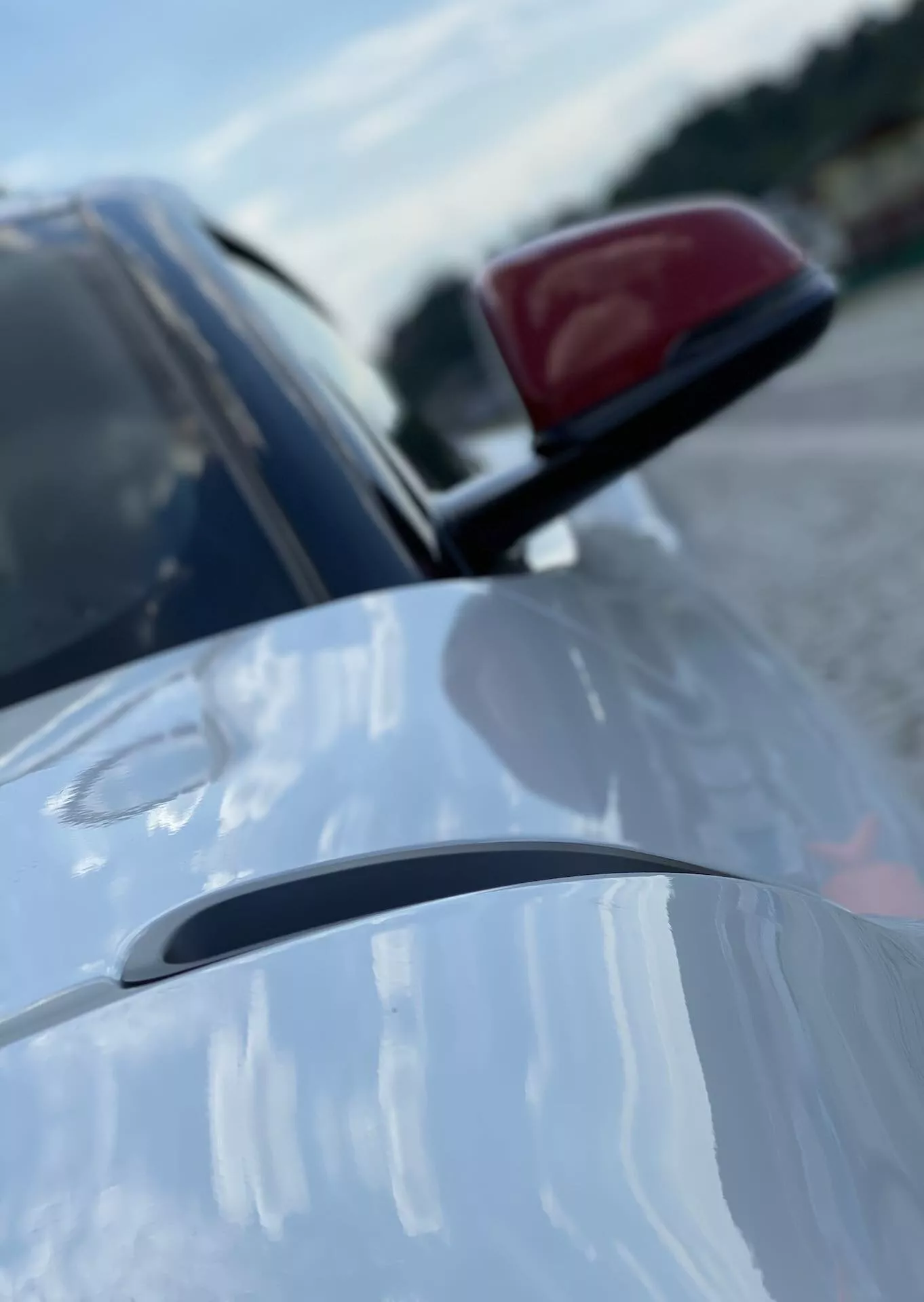 Toyota GR Supra 2019 2.0 Pure Automatic – pohled zezadu ve třech čtvrtinách, zdůrazňující střechu, zadní část a částečně řidičovu stranu. Vlastnosti zahrnují anténu ve tvaru žraločí ploutve, vystouplý střešní spojler, kontrastní zrcátko a elegantní zadní obrys. Lesklý lak s viditelnými odrazy na denním světle v exteriéru.