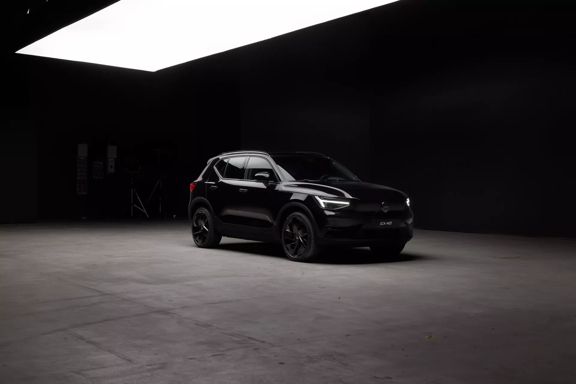 Volvo EX40 2024 1. generace prezentuje svůj elegantní design, pokročilé bezpečnostní funkce a ekologicky šetrné technologie