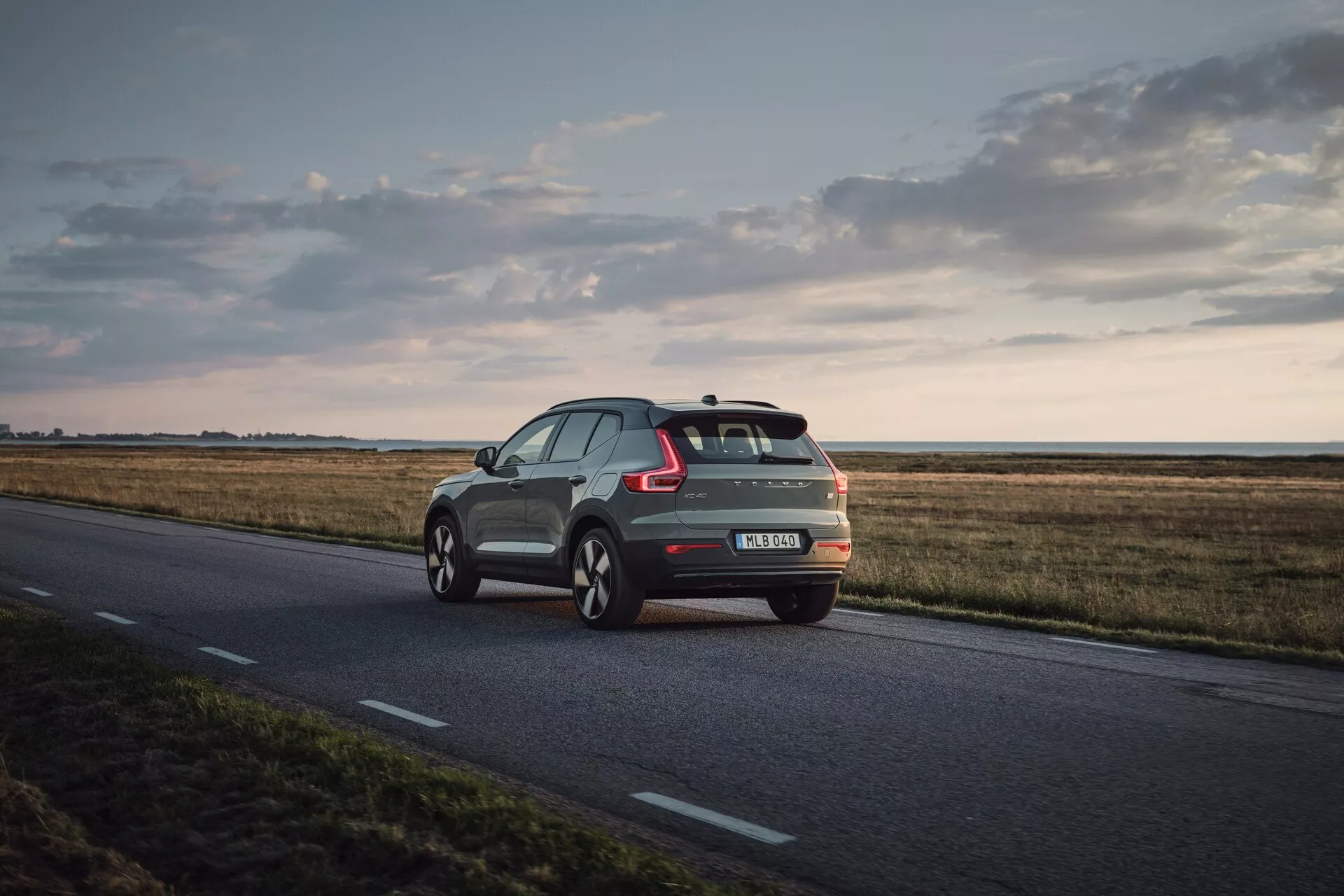 Volvo EX40 z roku 2024 1. generace s elegantním skandinávským designem, špičkovými bezpečnostními technologiemi a ekologickým elektrickým pohonem