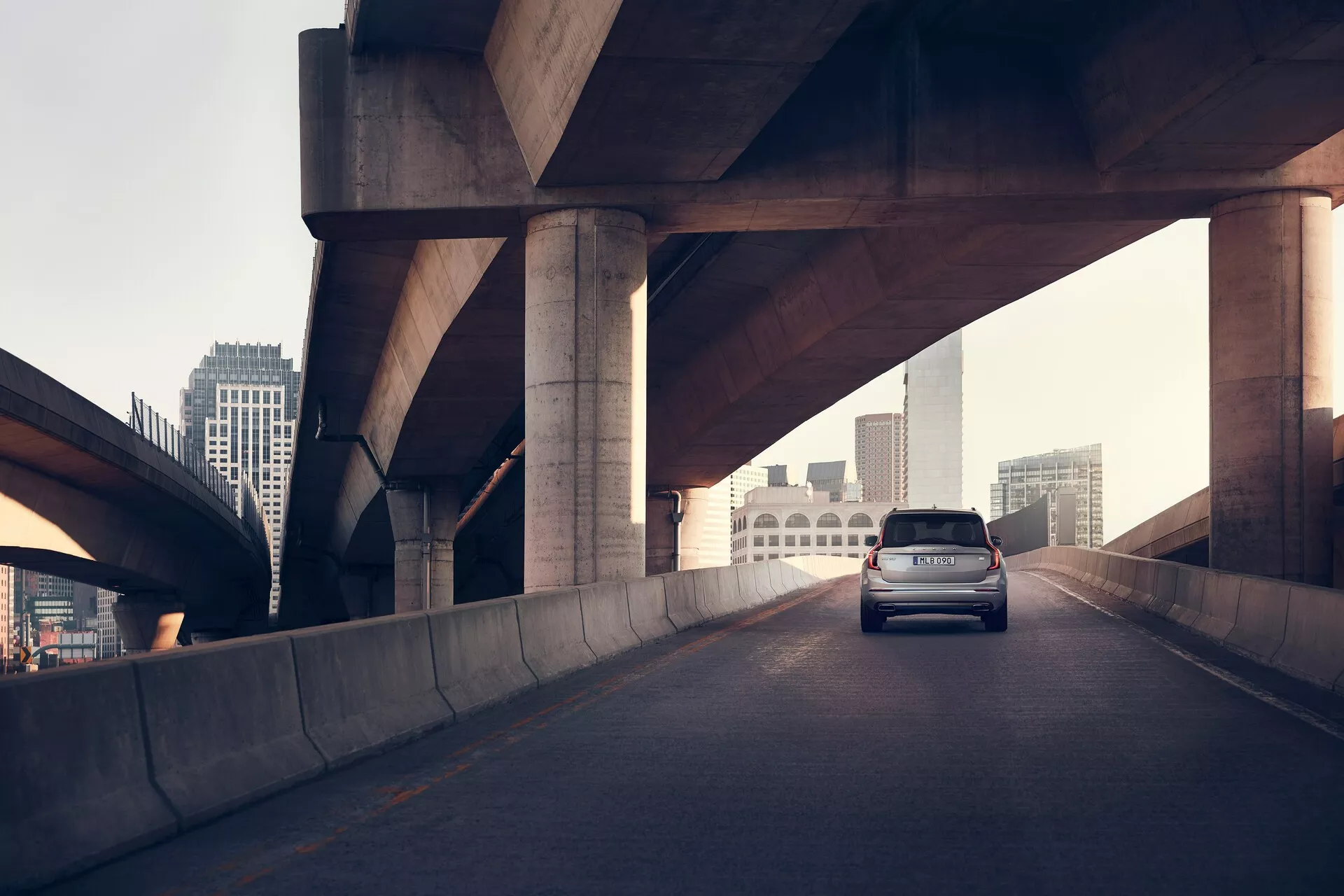 Volvo XC90 2015 2. generace – Elegantní a sofistikovaný design s moderními LED světlomety, luxusním interiérem z prémiových materiálů, pokročilými bezpečnostními funkcemi jako je prevence kolizí a silným výkonem navrženým pro pohodlné a dlouhé cesty