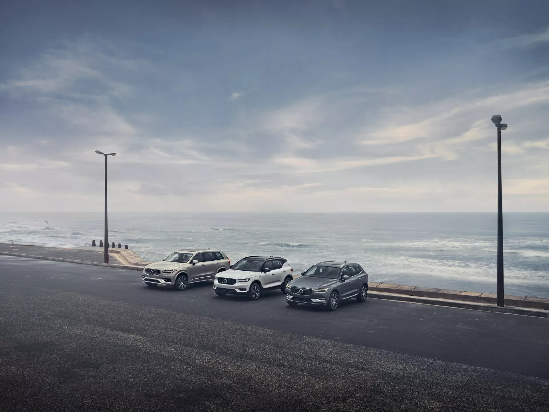 Volvo XC90 2. generace z roku 2015, pohled zvenčí zobrazující elegantní design s výraznou přední maskou, T-tvarovanými LED světlomety a elegantním metalickým provedením
